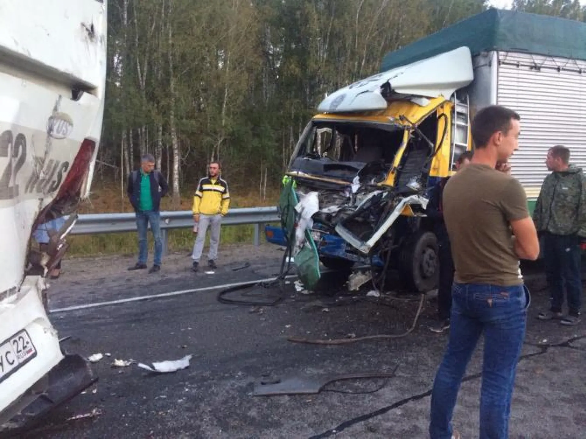 Грузовик врезался в рейсовый автобус на алтайской трассе Грузовик врезался в рейсовый автобус на алтайской трассе