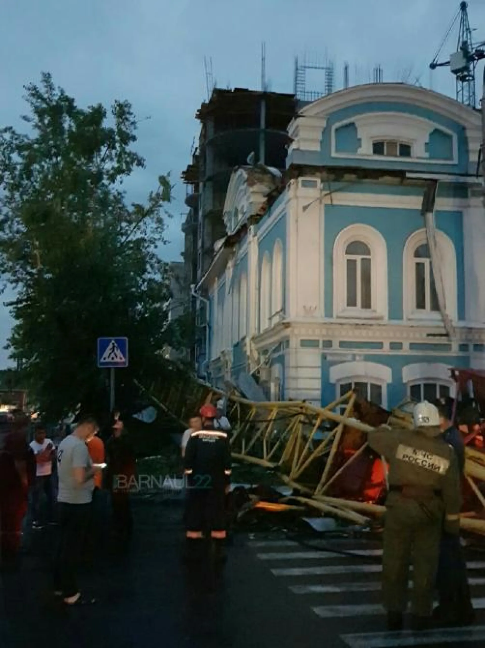 Машинист упавшего в Барнауле крана до последнего уводил груз от людей Машинист упавшего в Барнауле крана до последнего уводил груз от людей