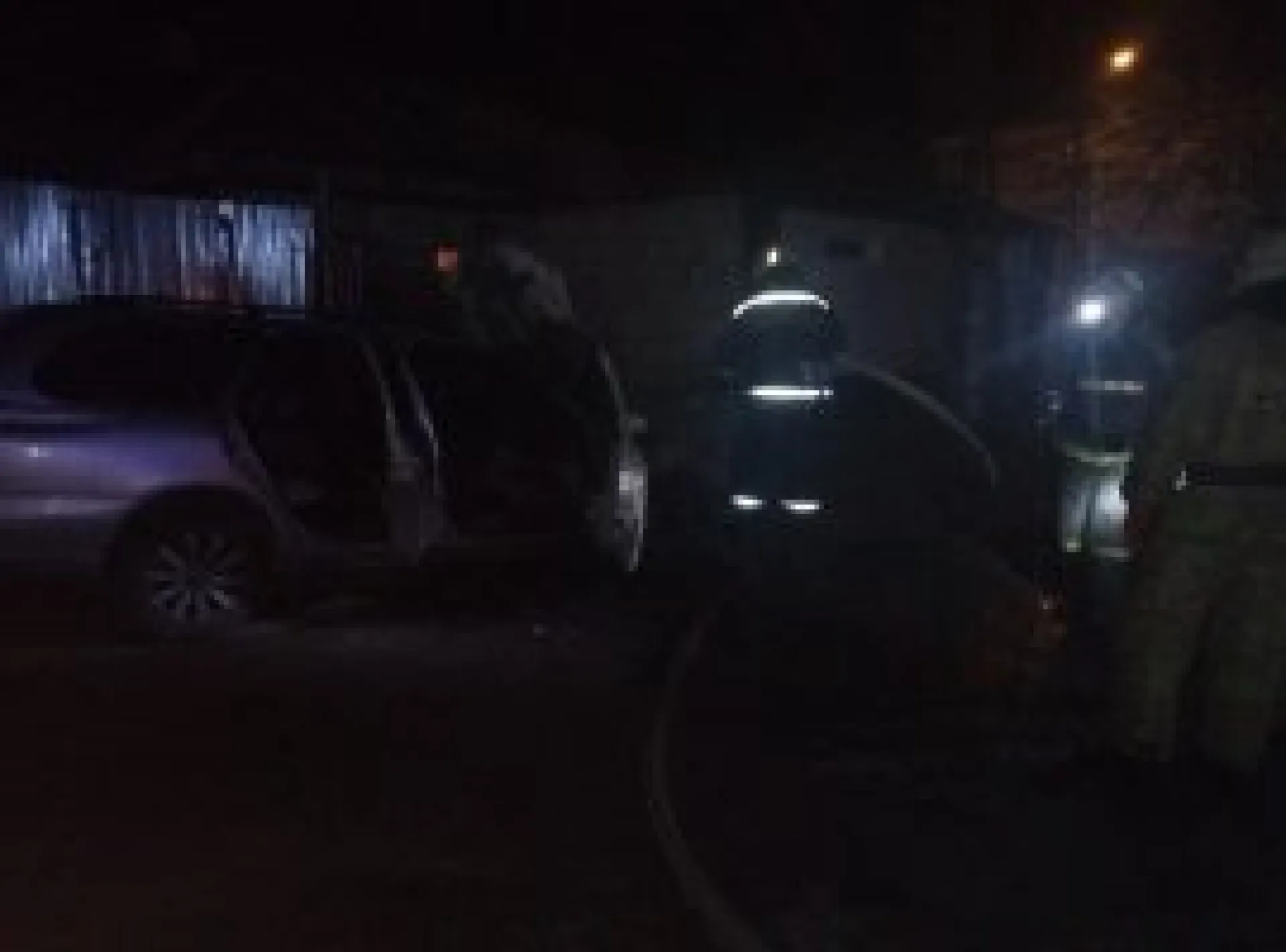 Загоревшийся в Барнауле автомобиль тушили 9 человек Загоревшийся в Барнауле автомобиль тушили 9 человек