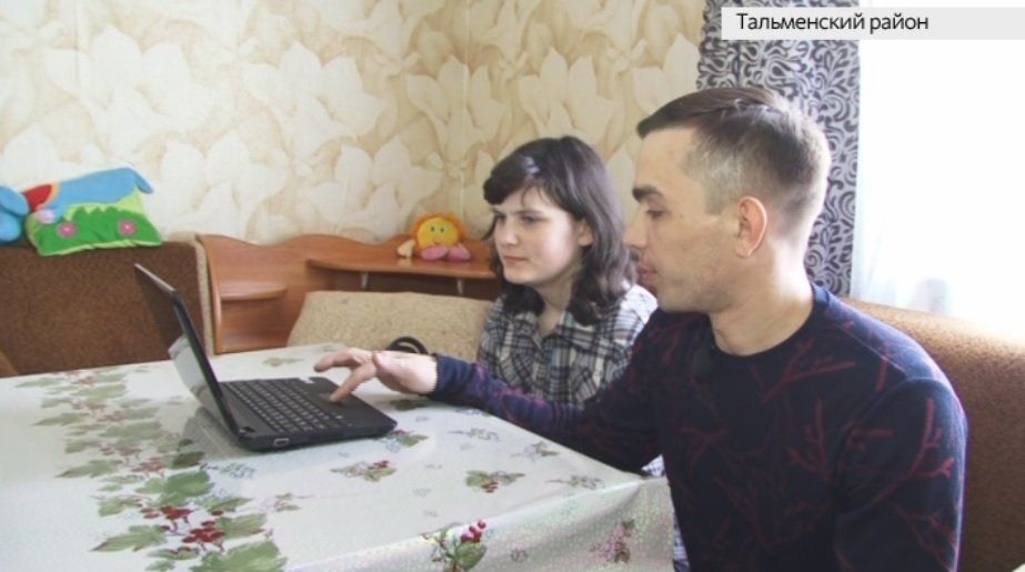 «Могу помочь»: сироте из Тальменке подарили нэтбук для учёбы