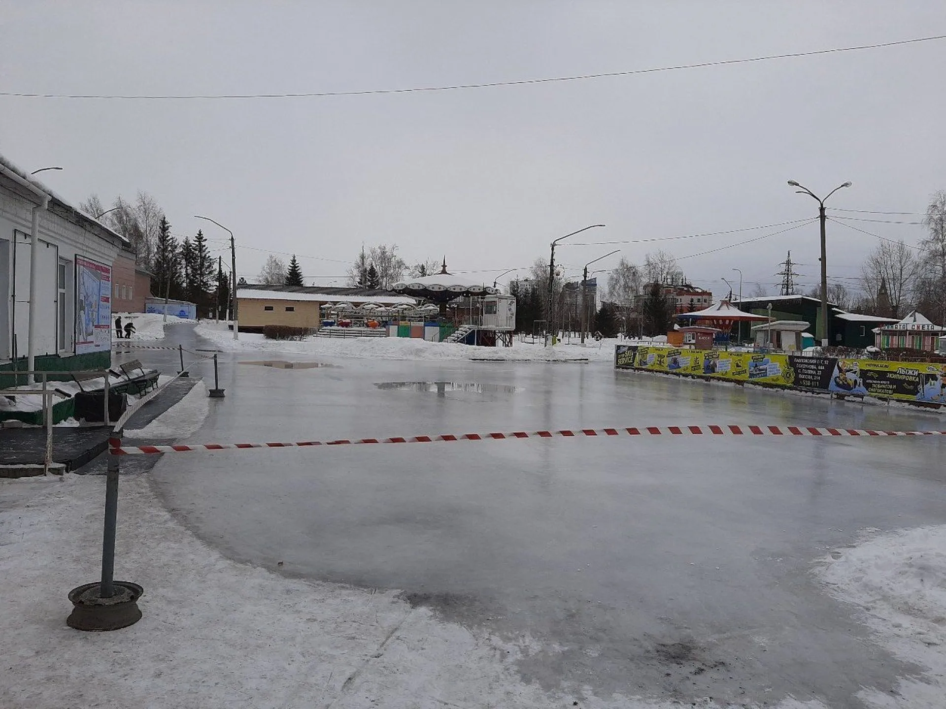 В барнаульском парке закрыли каток из-за непогоды