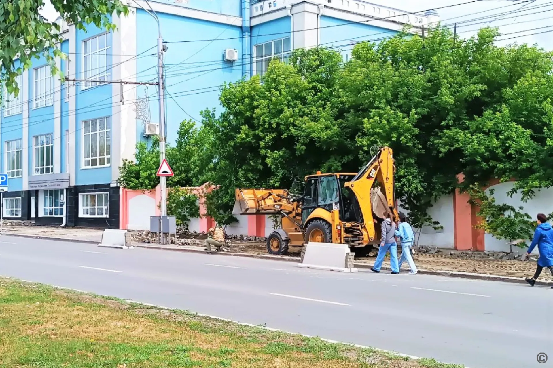 Тротуар обновляют в историческом центре Барнаула
