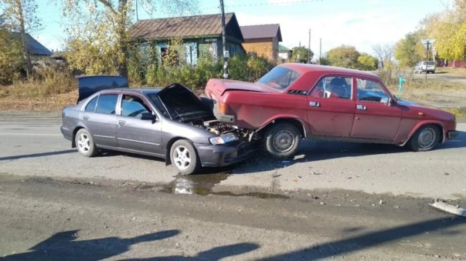 Сыграли в чехарду: необычная авария произошла в Бийске: Сыграли в чехарду: необычная авария произошла в Бийске:
