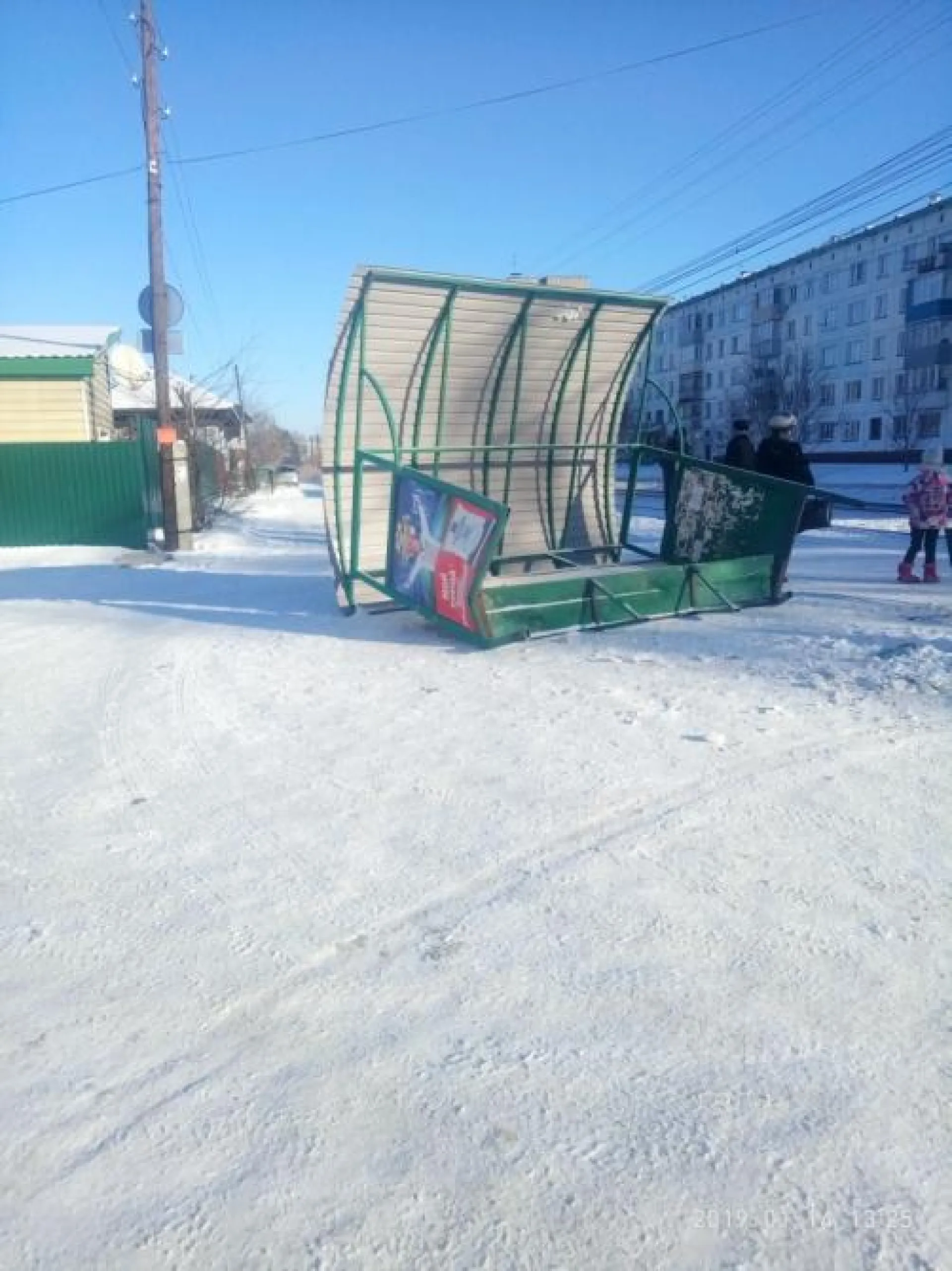 Соцсети: остановка рухнула на дороге в Алтайском крае