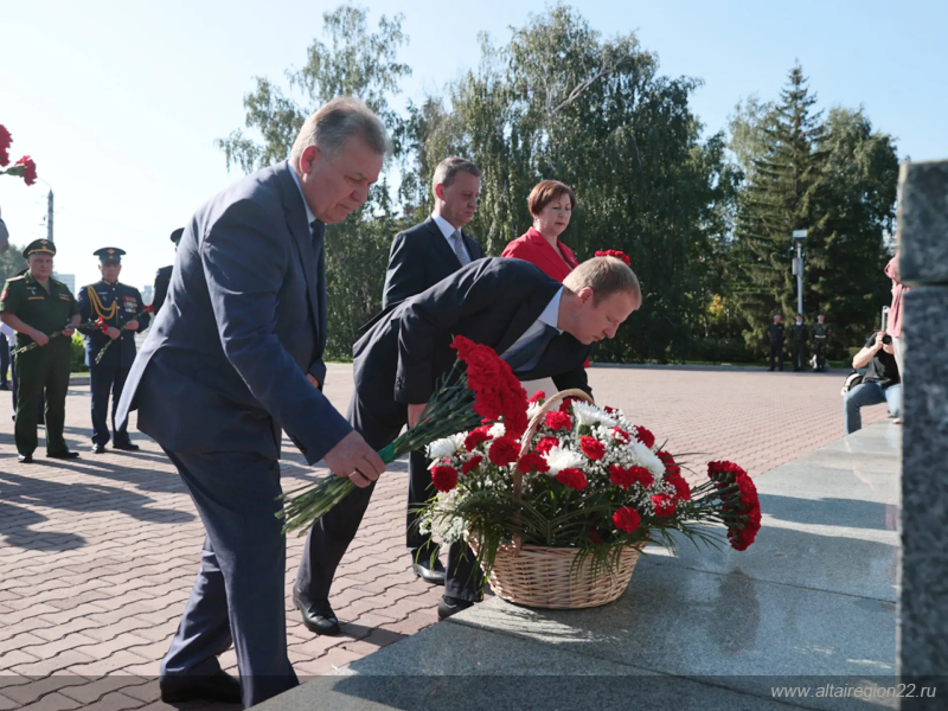 Виктор Томенко в честь 80-летия Курской битвы возложил цветы к Мемориалу Славы в Барнауле