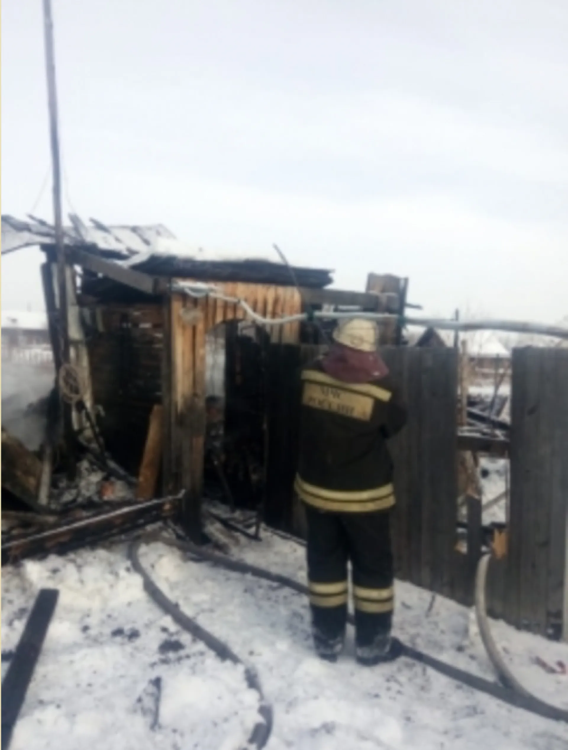 Следователи проводят проверку по факту смерти 3 человек при пожаре в Алтайском крае Следователи проводят проверку по факту смерти 3 человек при пожаре в Алтайском крае