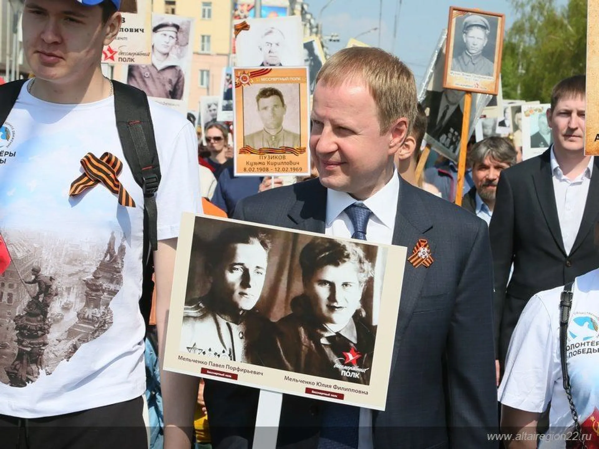 Губернатор Алтайского края прошел в колонне «Бессмертного полка» Губернатор Алтайского края прошел в колонне «Бессмертного полка»