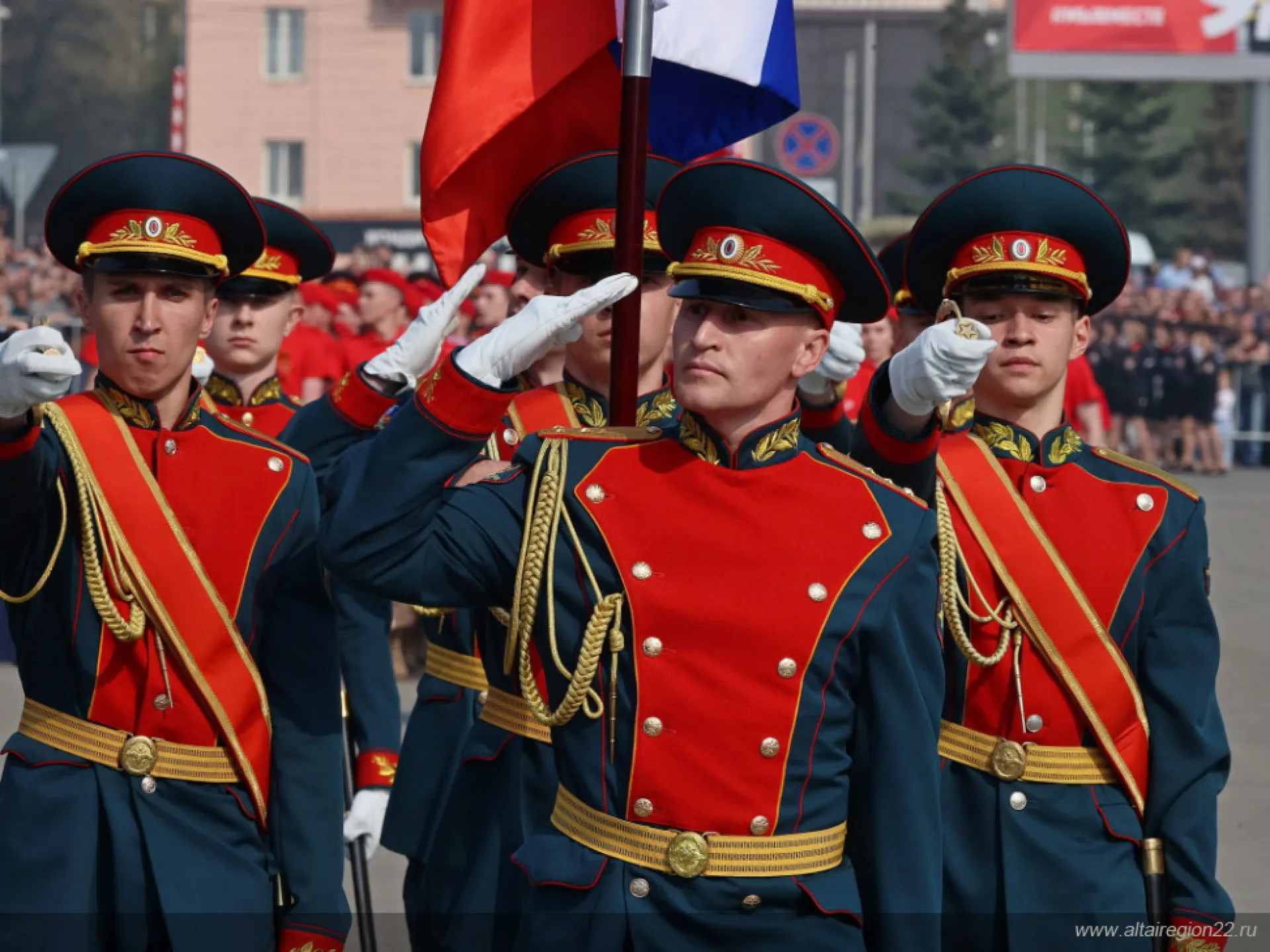 Торжественное шествие войск Барнаульского гарнизона состоялось в Барнауле в честь Дня Победы