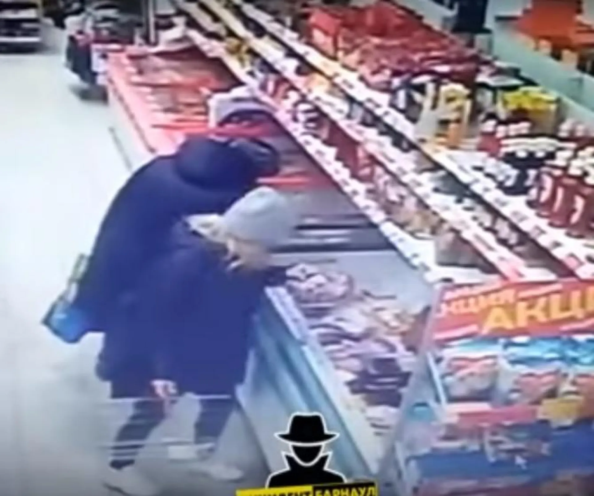 Видео: мужчина украл 15 килограммов мяса из магазина в Барнауле