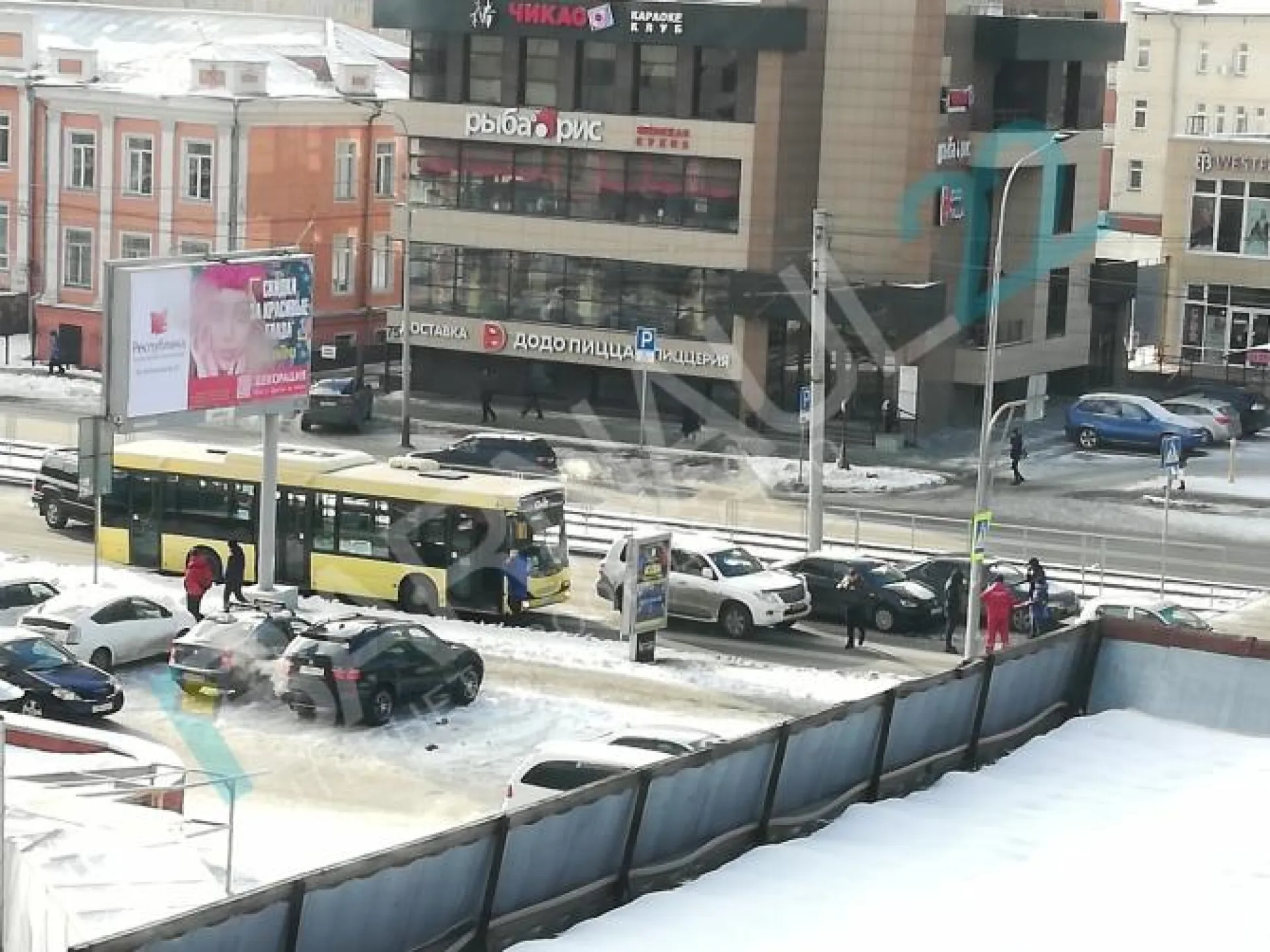 Большая пробка образовалась из-за массовой аварии в Барнауле Большая пробка образовалась из-за массовой аварии в Барнауле