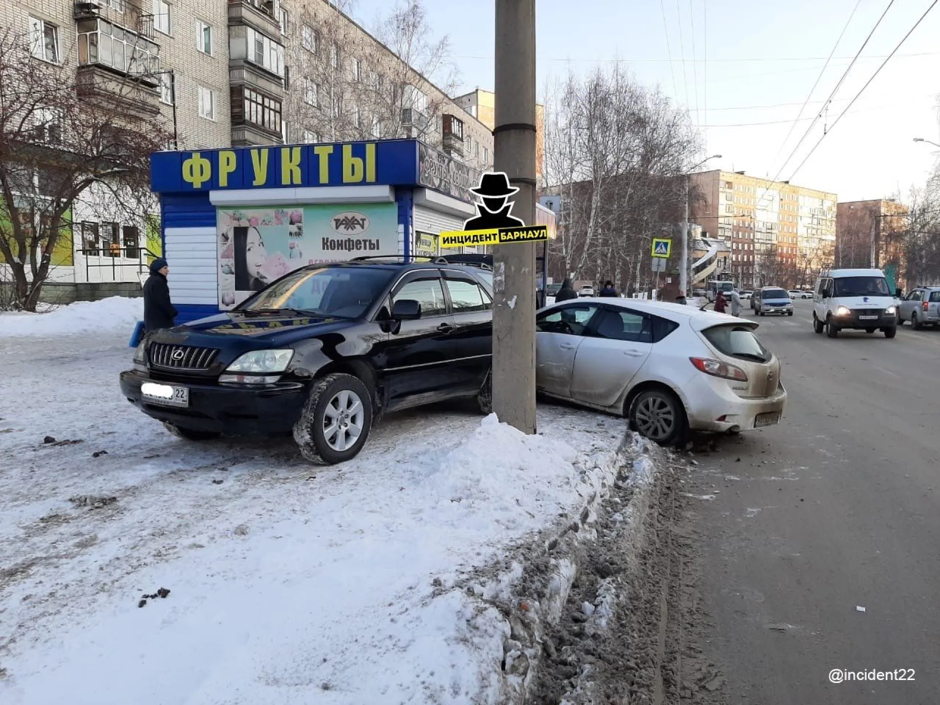 Автомобиль протаранил припаркованный Lexus и киоск в Барнауле