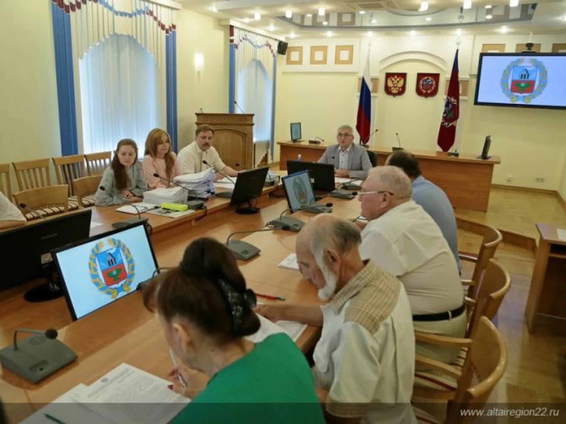 Правительство Алтайского края выбрало кандидатов к награждению государственными наградами