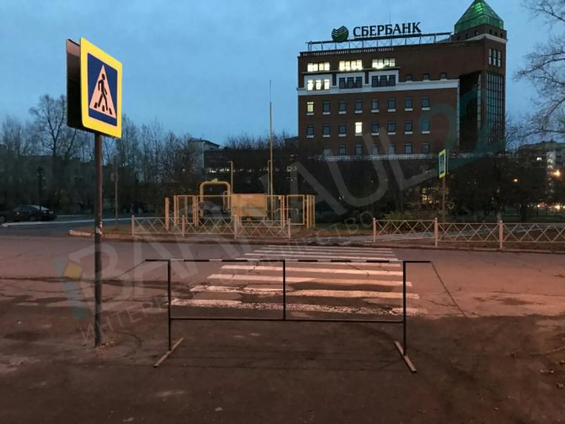 Пешеходный переход закрыли на замок в центре Барнаула Пешеходный переход закрыли на замок в центре Барнаула
