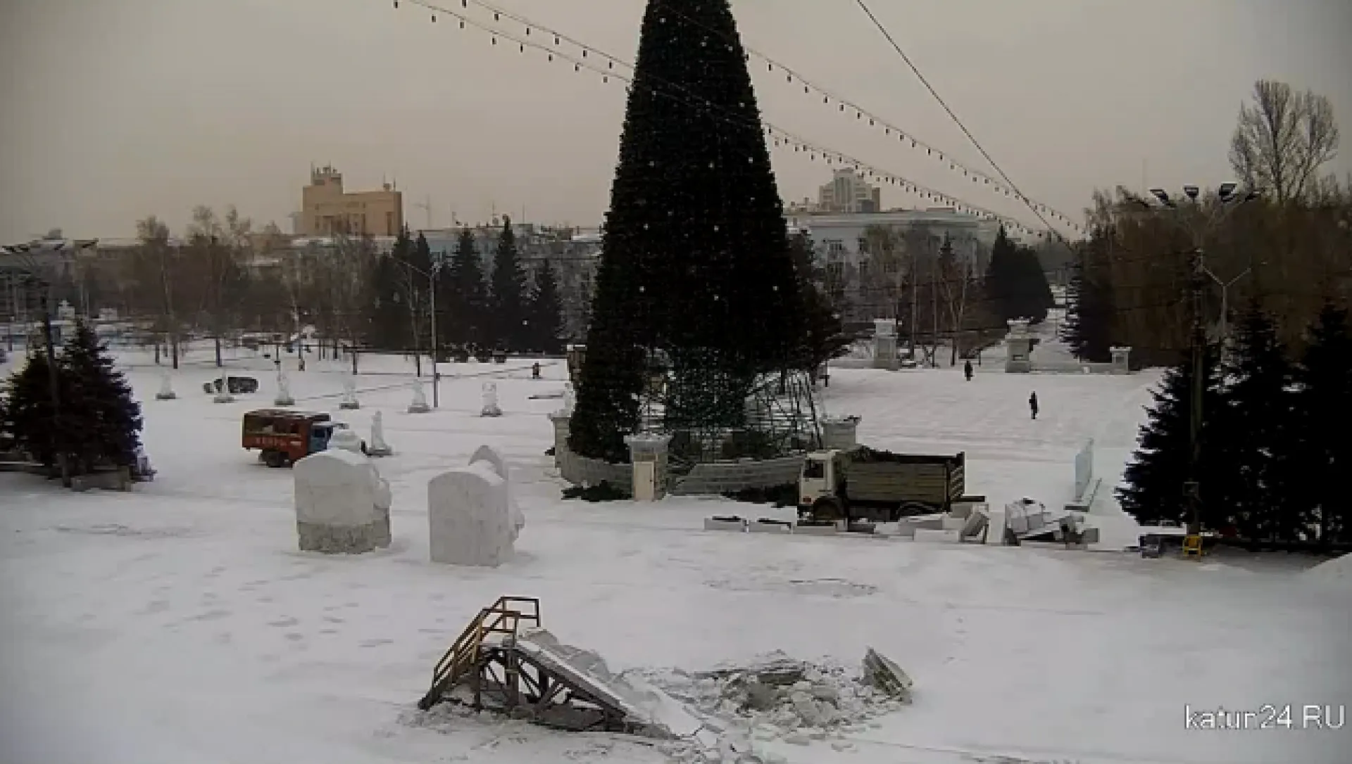 Демонтаж снежного городка в Барнауле: работает техника 