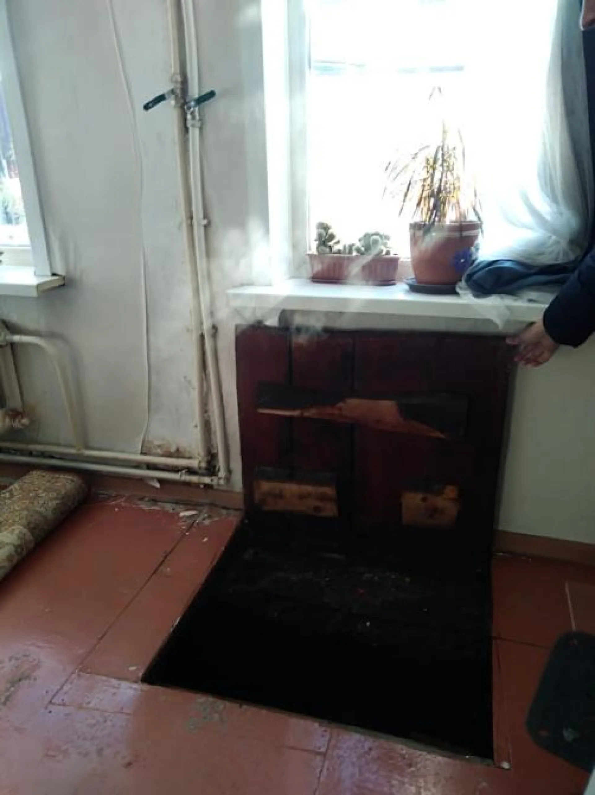 Частный дом практически смыло кипятком из-за аварии в Барнауле