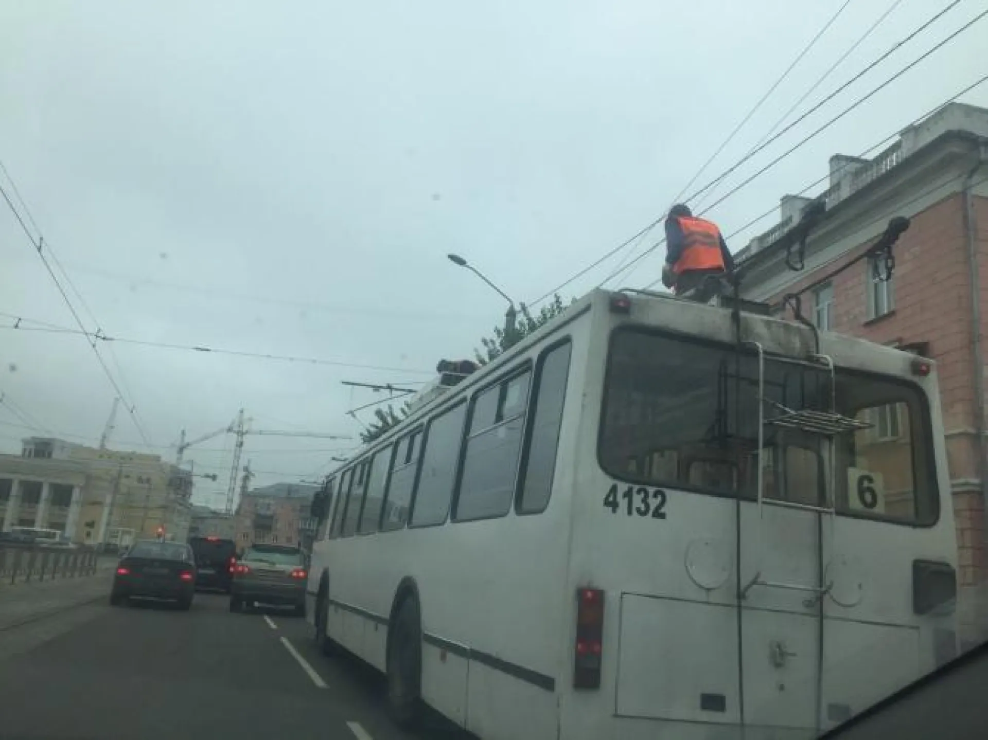 Большая пробка собралась в результате аварии с троллейбусом в Барнауле 