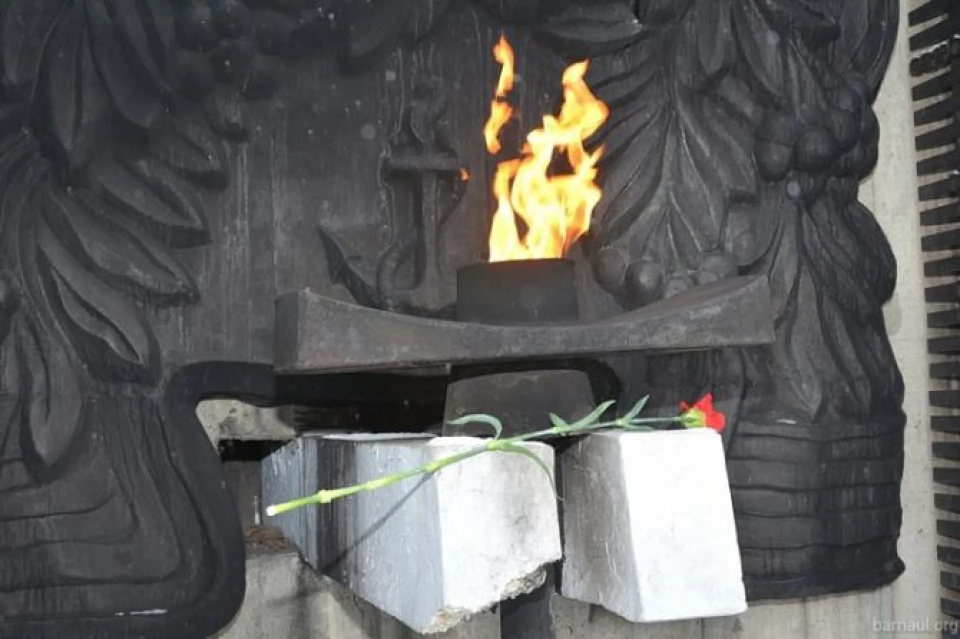 Вечный огонь зажгли на Мемориале Славы в Барнауле