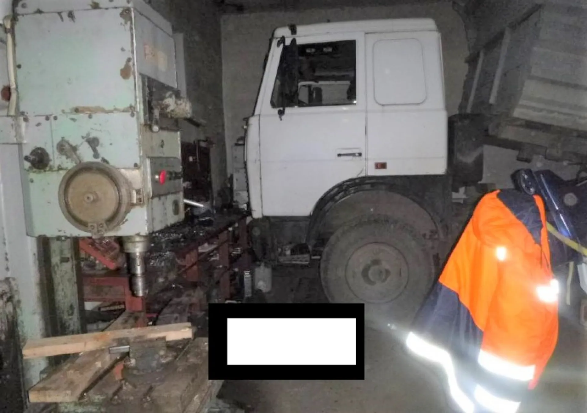 На алтайского автомеханика наехал автомобиль во время ремонта