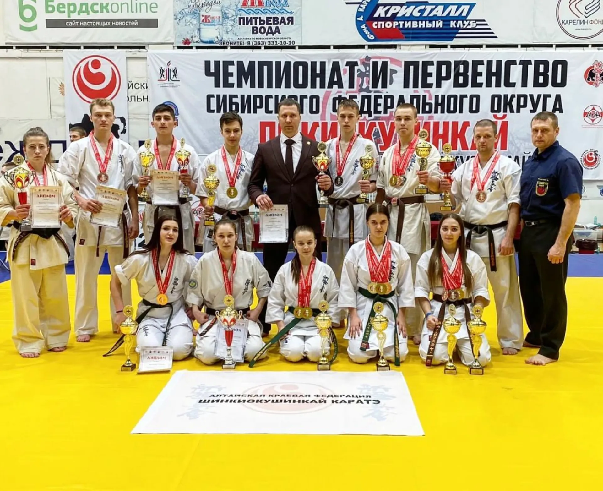 Алтайские каратисты взяли серебро в командном зачете на первенстве Сибири