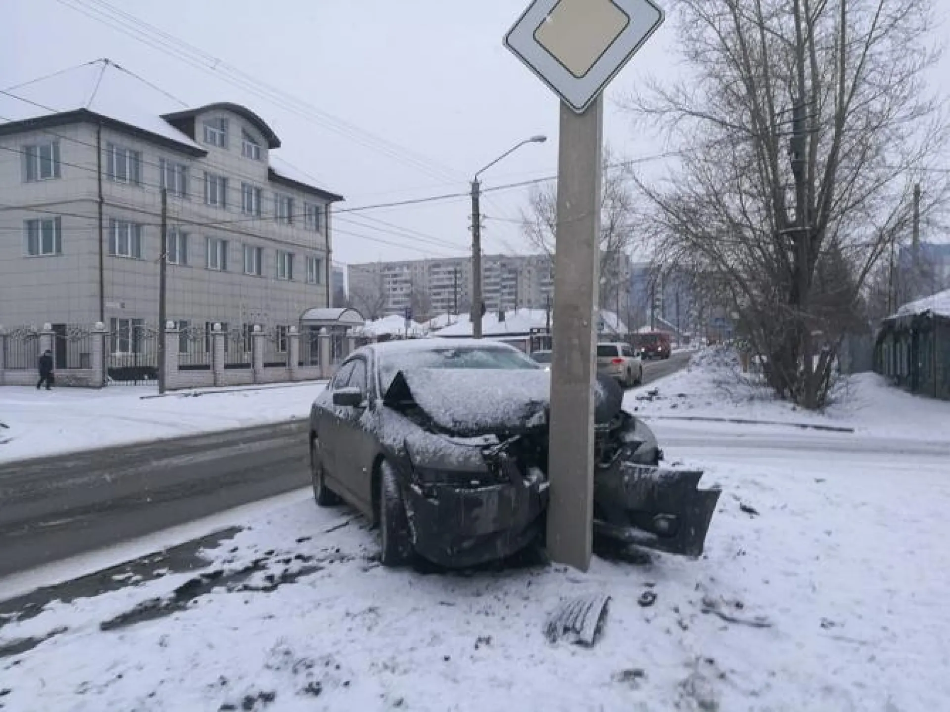 Иномарка врезалась в столб в Барнауле 