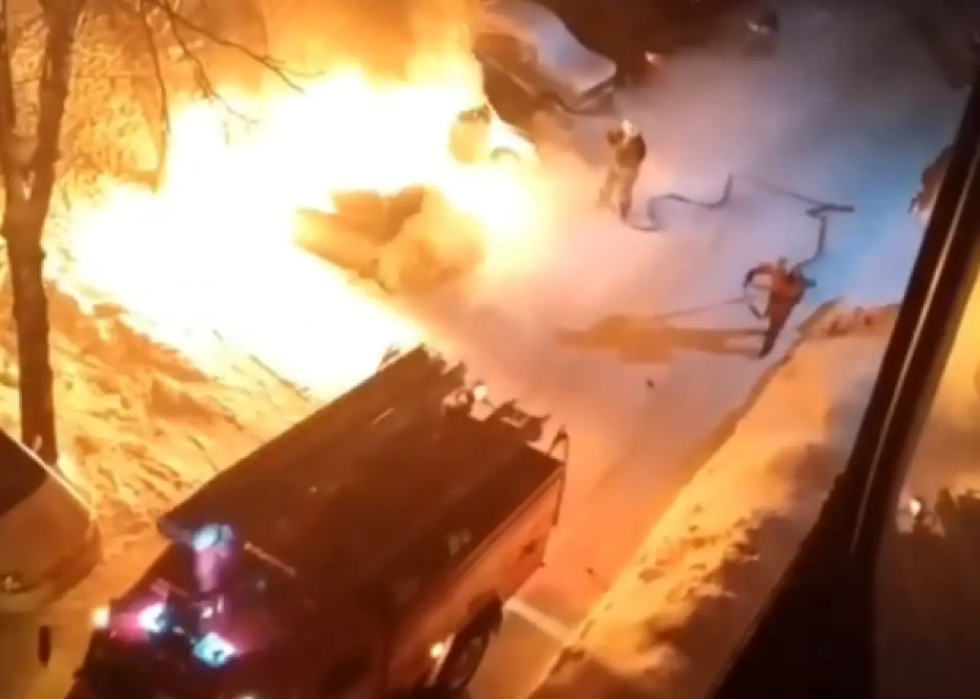 Видео: автомобиль сгорел ночью в Барнауле 