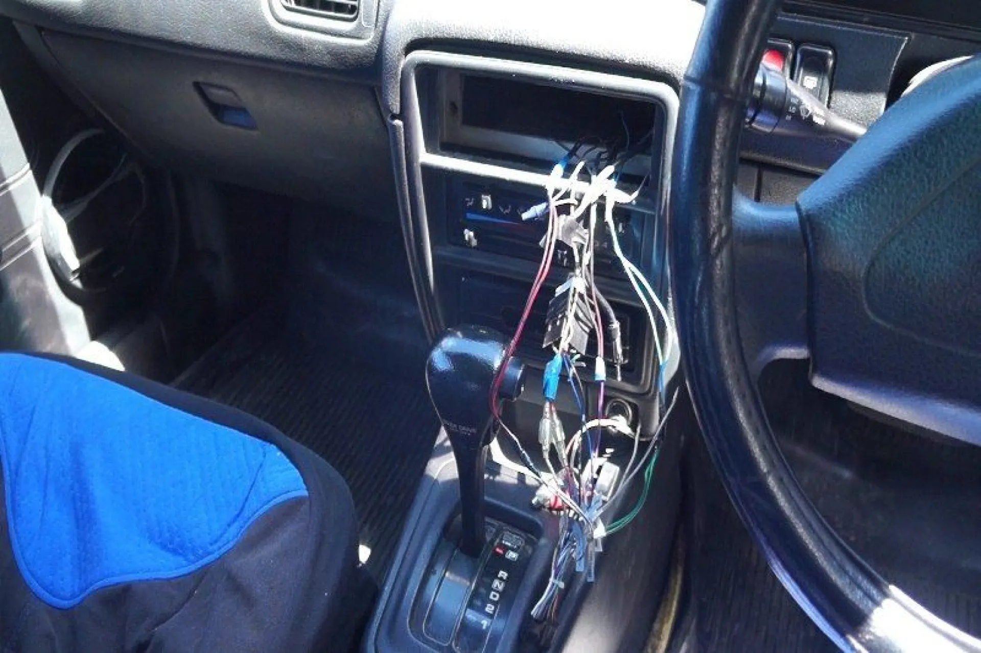 Трое парней украли нерабочий автомобиль и скинули его в овраг в Камне-на-Оби Трое парней украли нерабочий автомобиль и скинули его в овраг в Камне-на-Оби