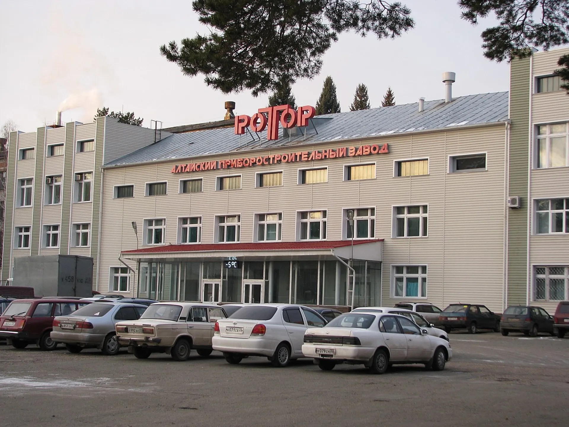 Алтайский завод начал производить детали для космических спутников