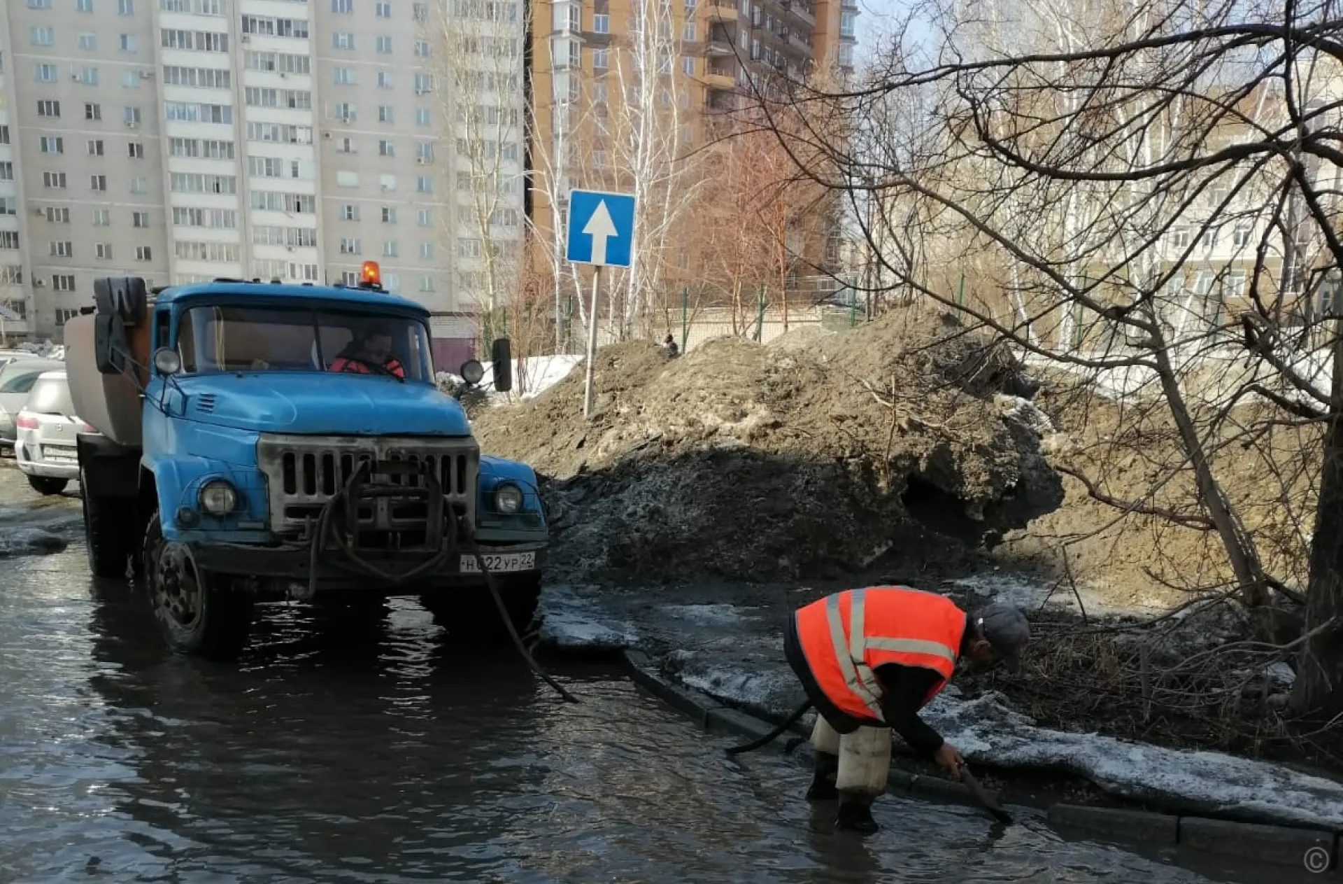 В Барнауле дорожные рабочие очистили улицы города от снега и льда