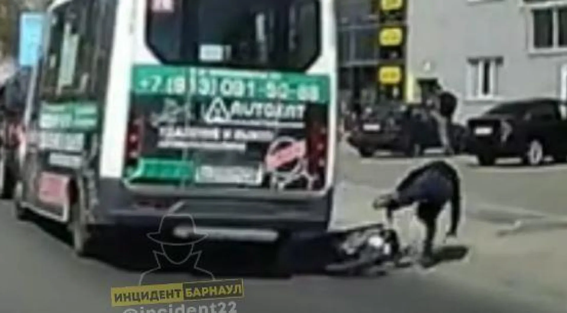 Дедушка на электровелосипеде врезался в маршрутку в Барнауле