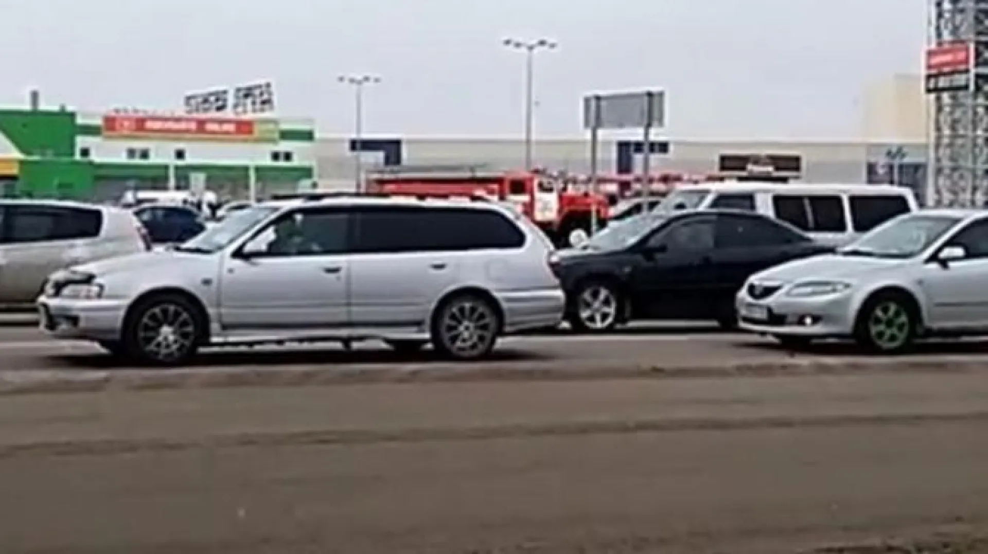 Людей экстренно эвакуировали из торгового центра в Барнауле