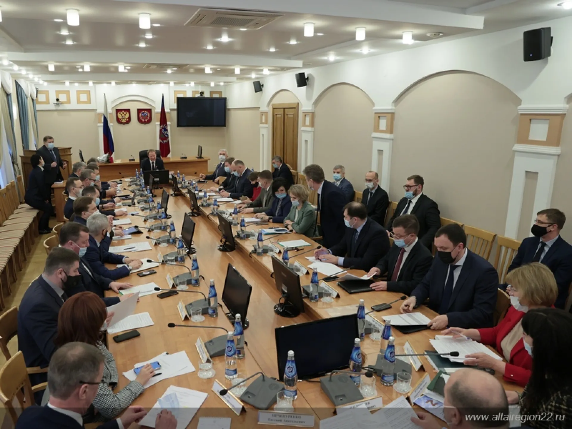 Алтайское правительство помогает обустраиваться людям, прибывшим в регион из Донбасса