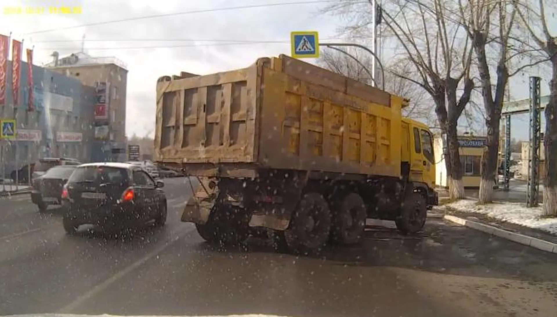 КамАЗ снес легковушку на дороге в Барнауле