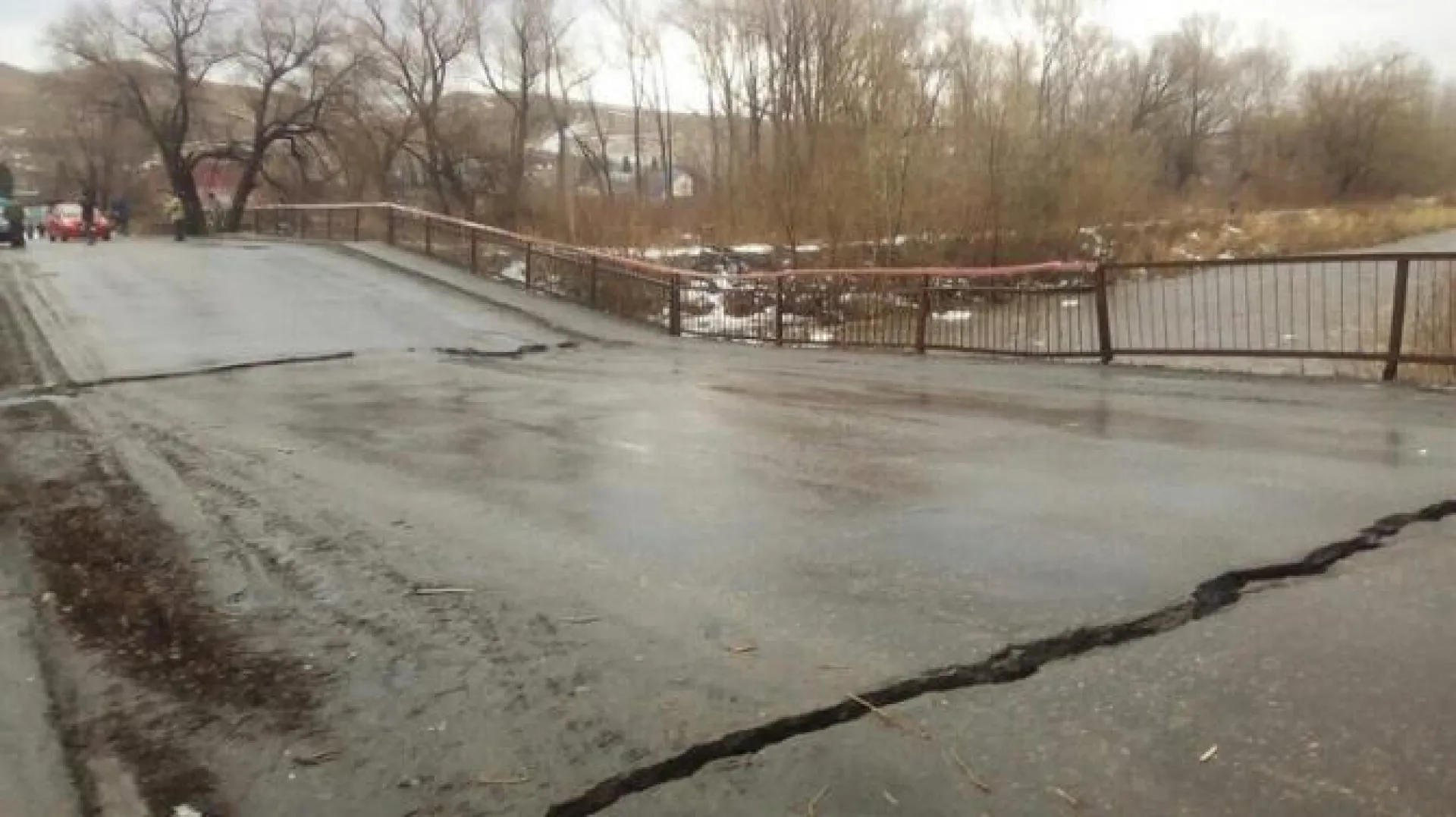 Центральный мост в селе Алтайское рухнул под напором реки