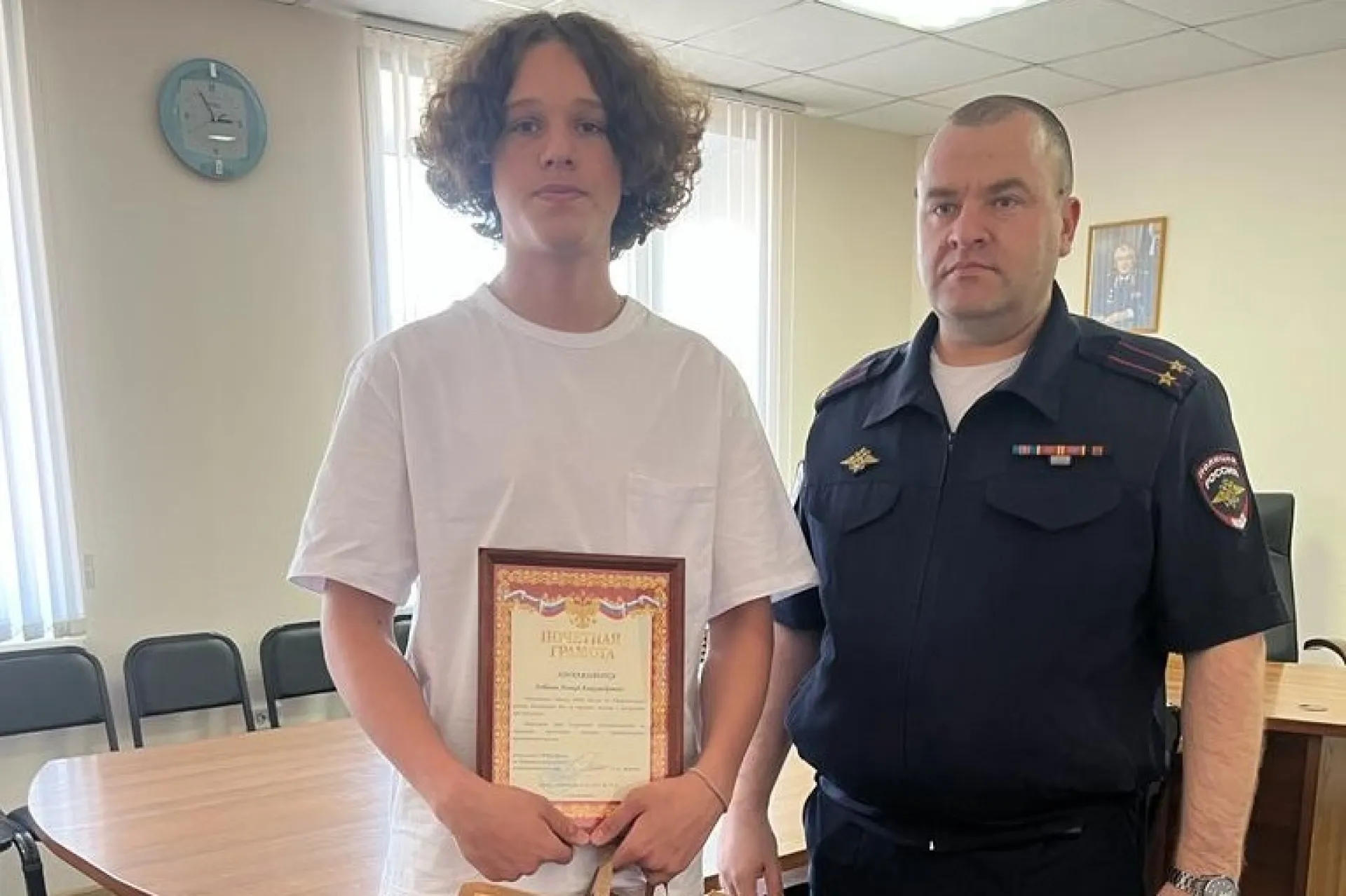 Полицейские наградили школьника, который помог раскрыть кражу в Алтайском крае