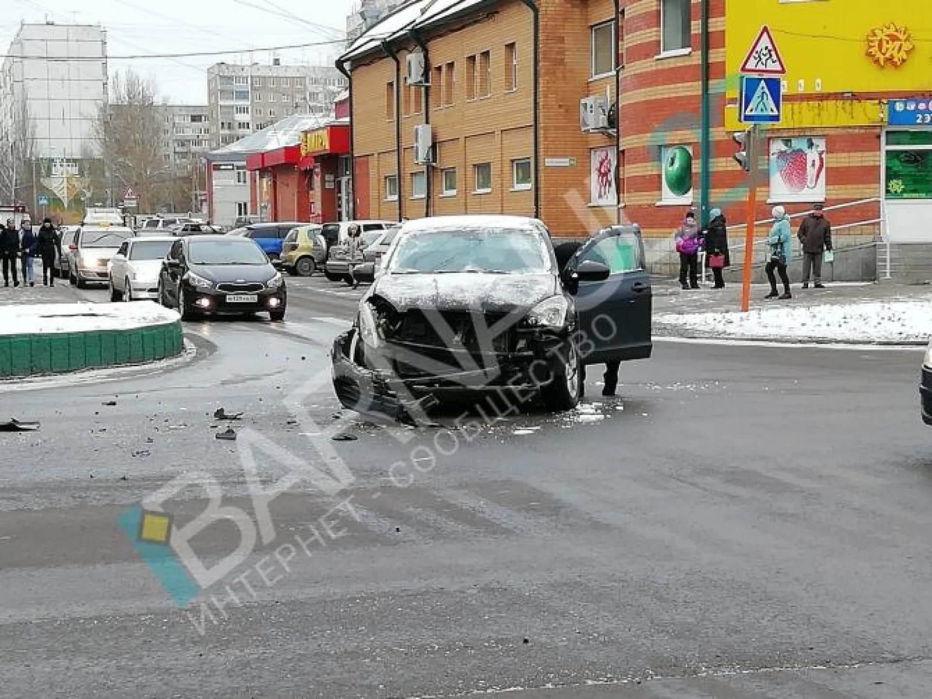 Иномарка столкнулась с пожарным автомобилем в Барнауле