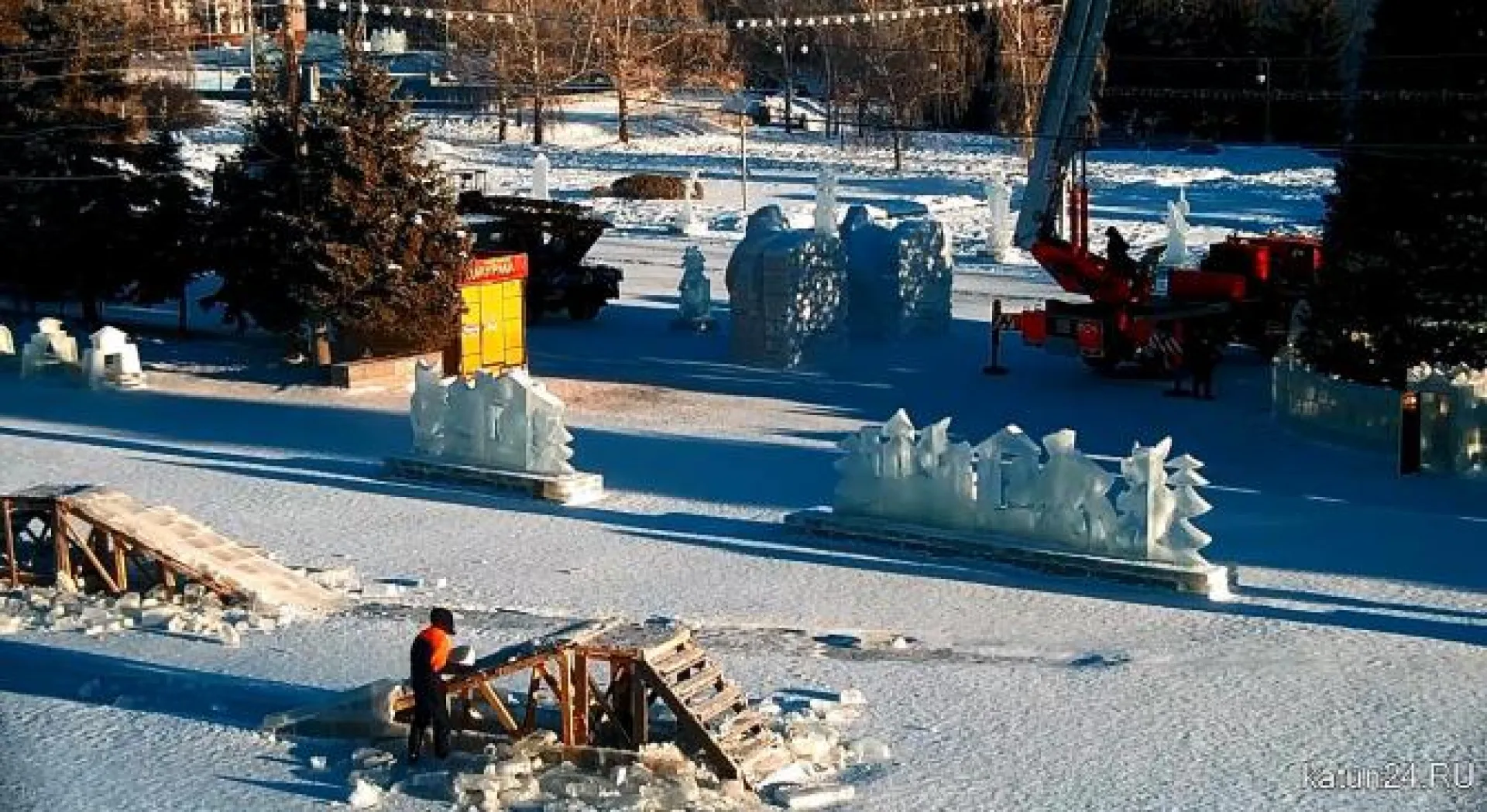 Видео: разбор снежного городка на площади Сахарова