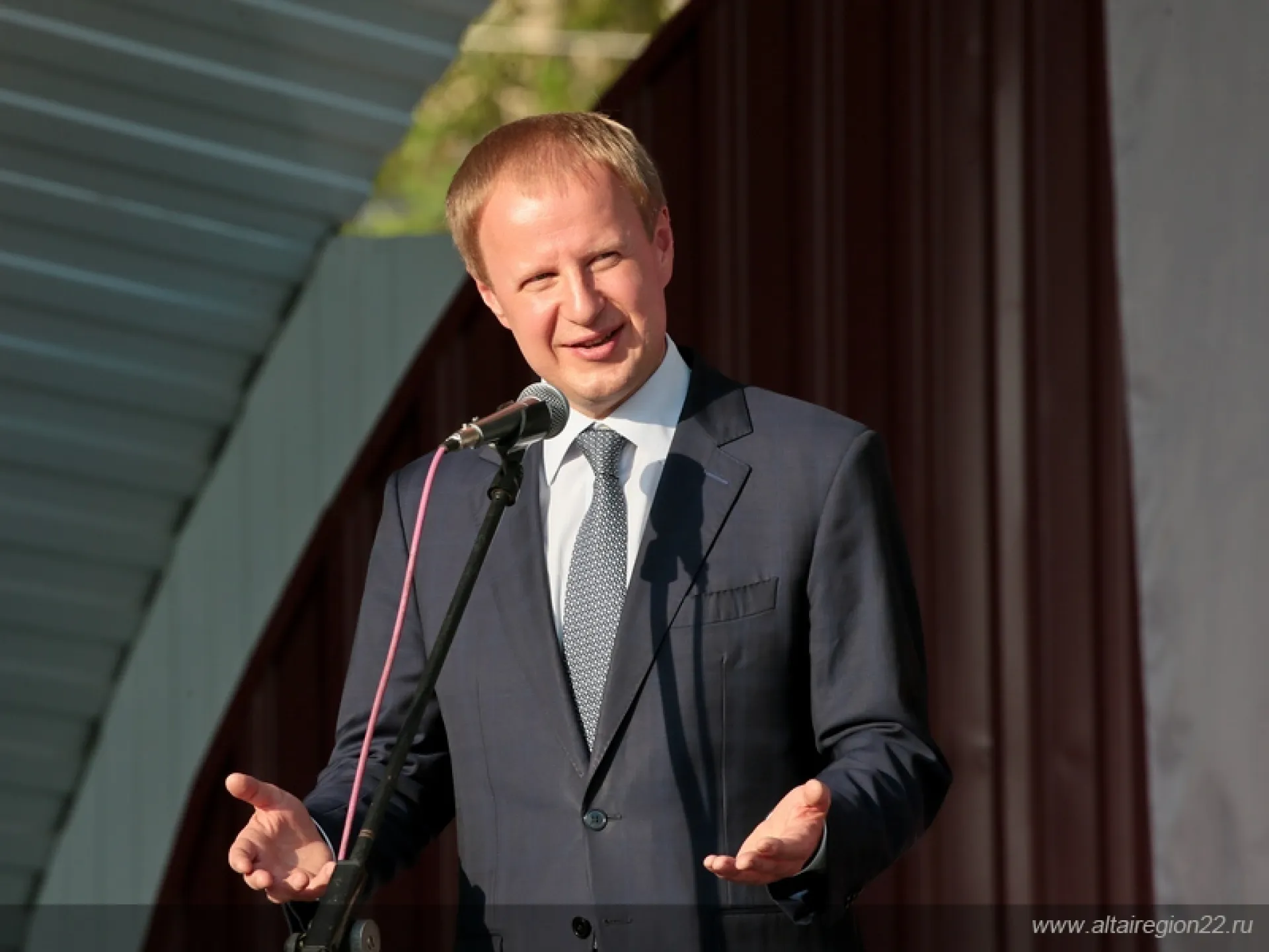 Губернатор Виктор Томенко поздравил матерей Алтайского края с праздником