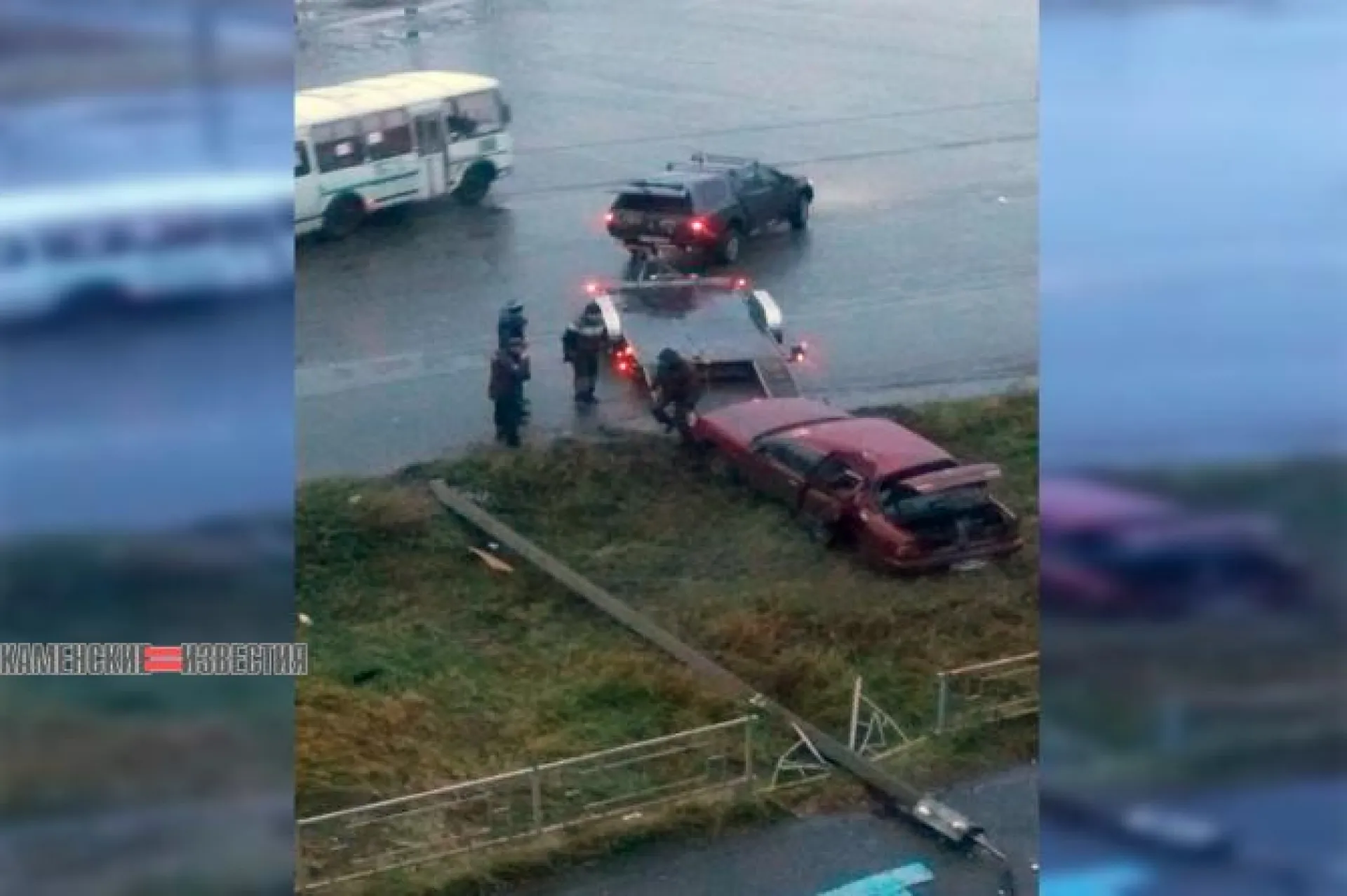 Автомобиль снёс бетонный столб возле детской поликлиники в Камне-на-Оби Автомобиль снёс бетонный столб возле детской поликлиники в Камне-на-Оби