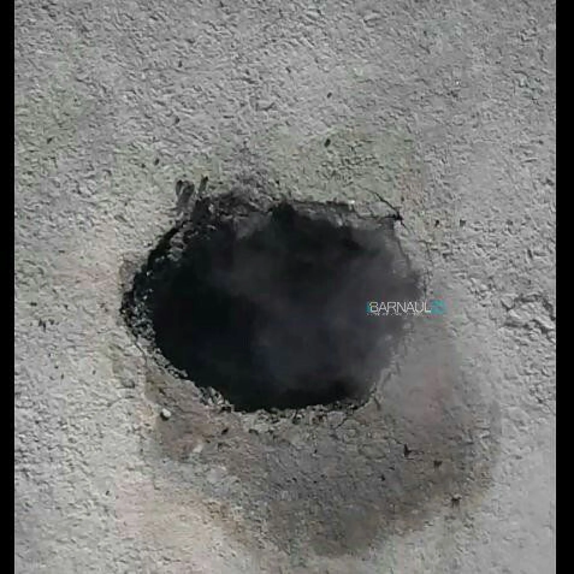 Провалился асфальт на пешеходной дорожке в Барнауле 