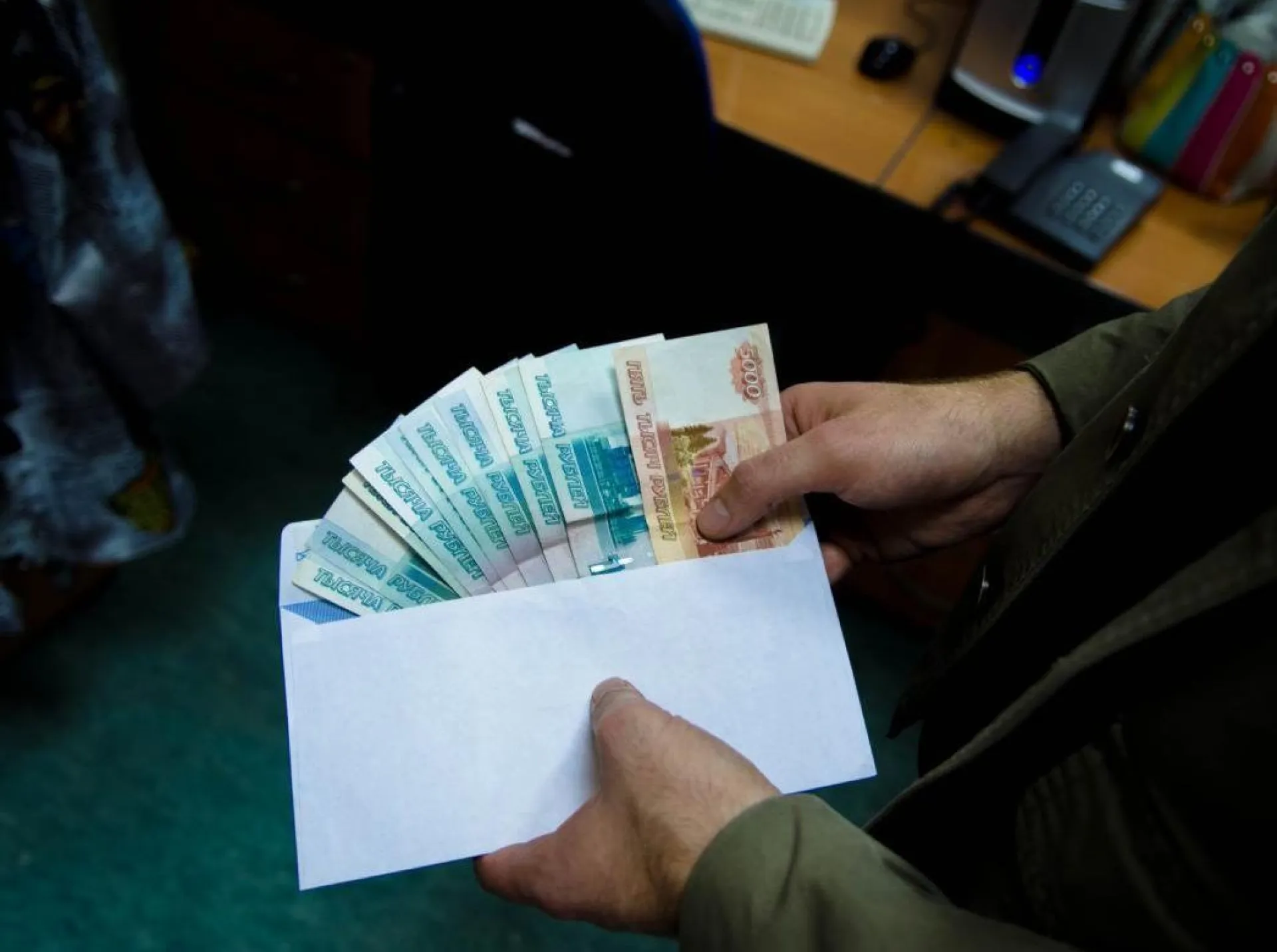 Житель Алтайского края обвиняется в попытке дать взятку полицейским