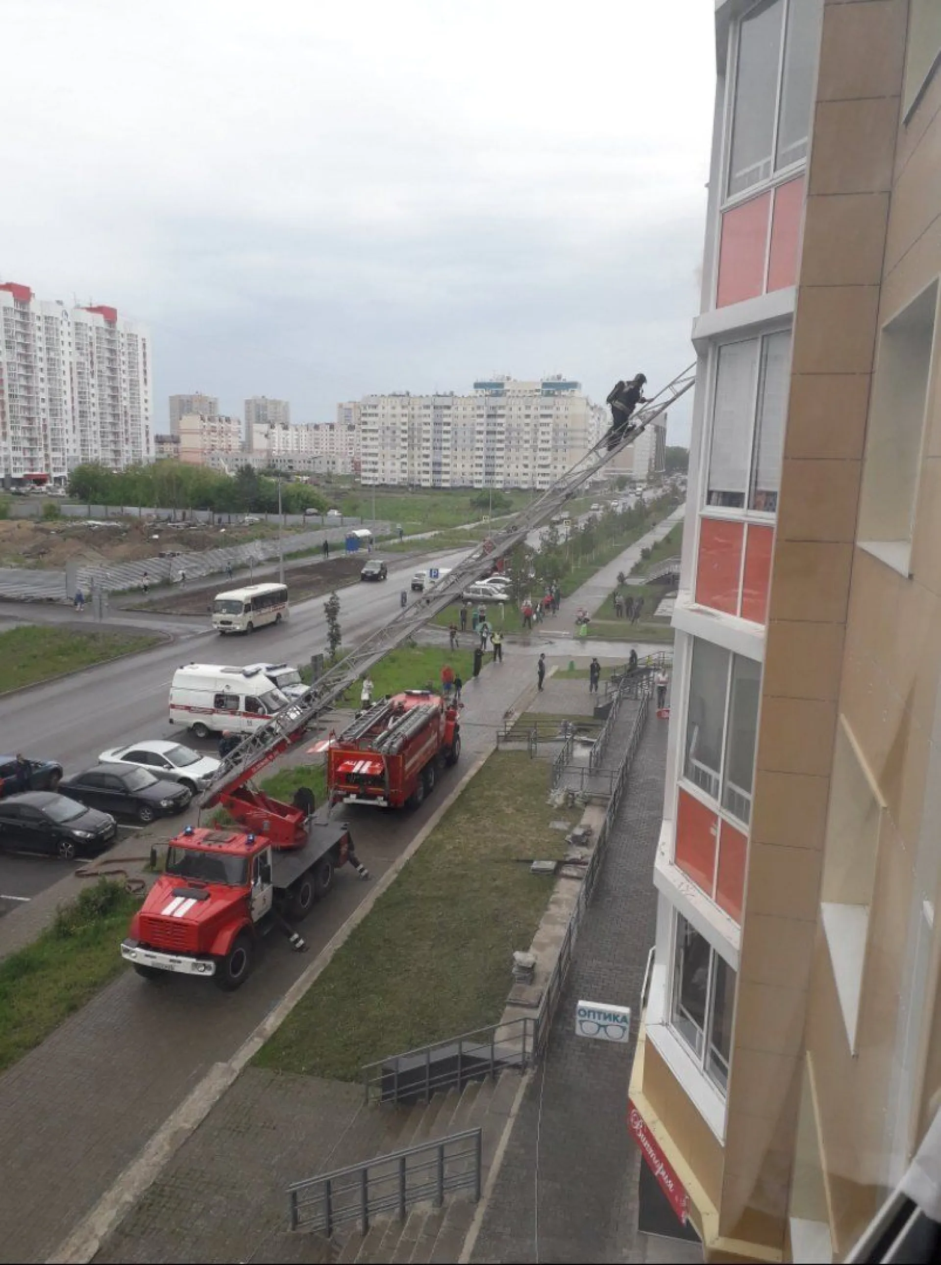 Соцсети: пожар произошёл в многоквартирном доме Барнаула  