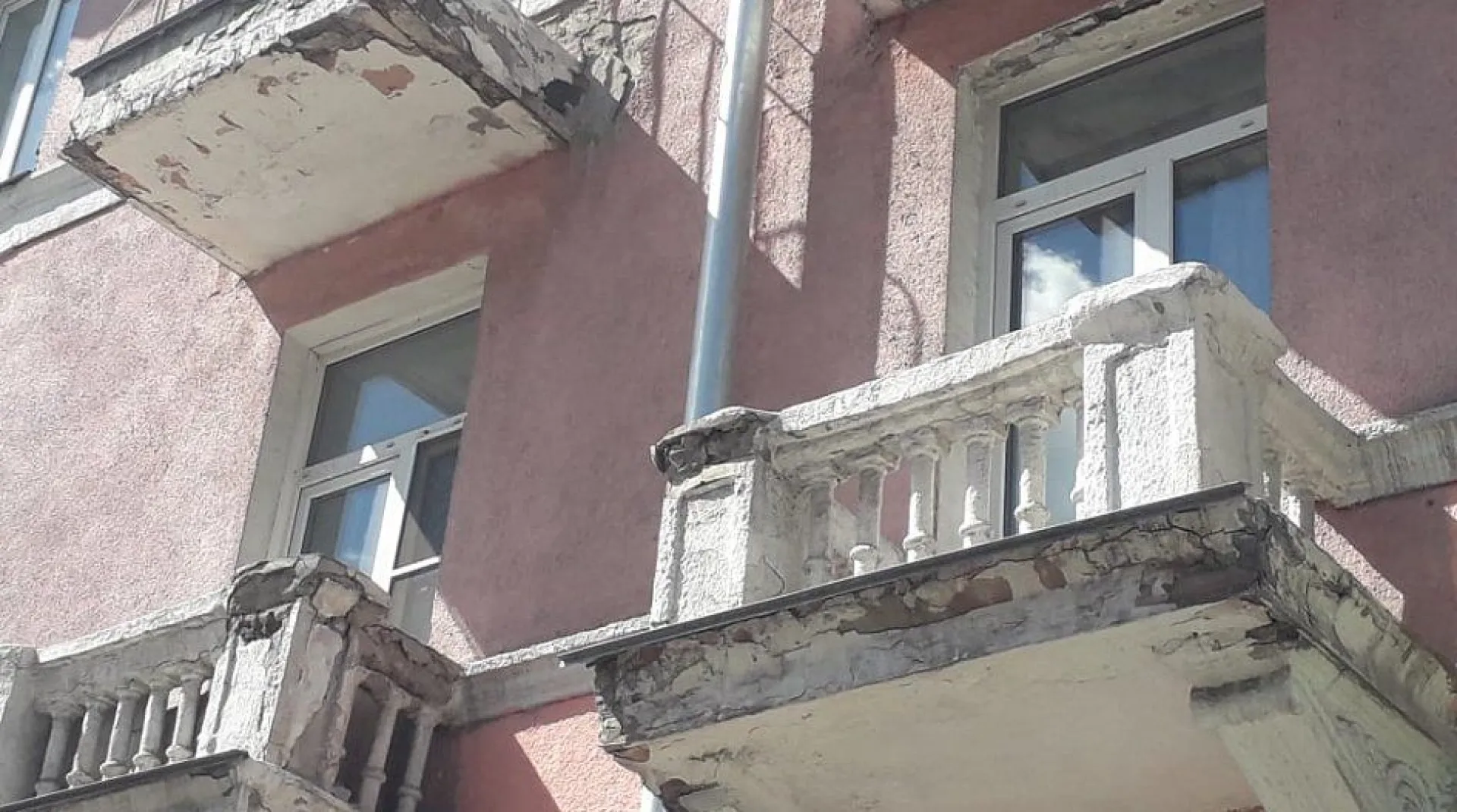Опасные балконы выявили на домах Барнаула Опасные балконы выявили на домах Барнаула