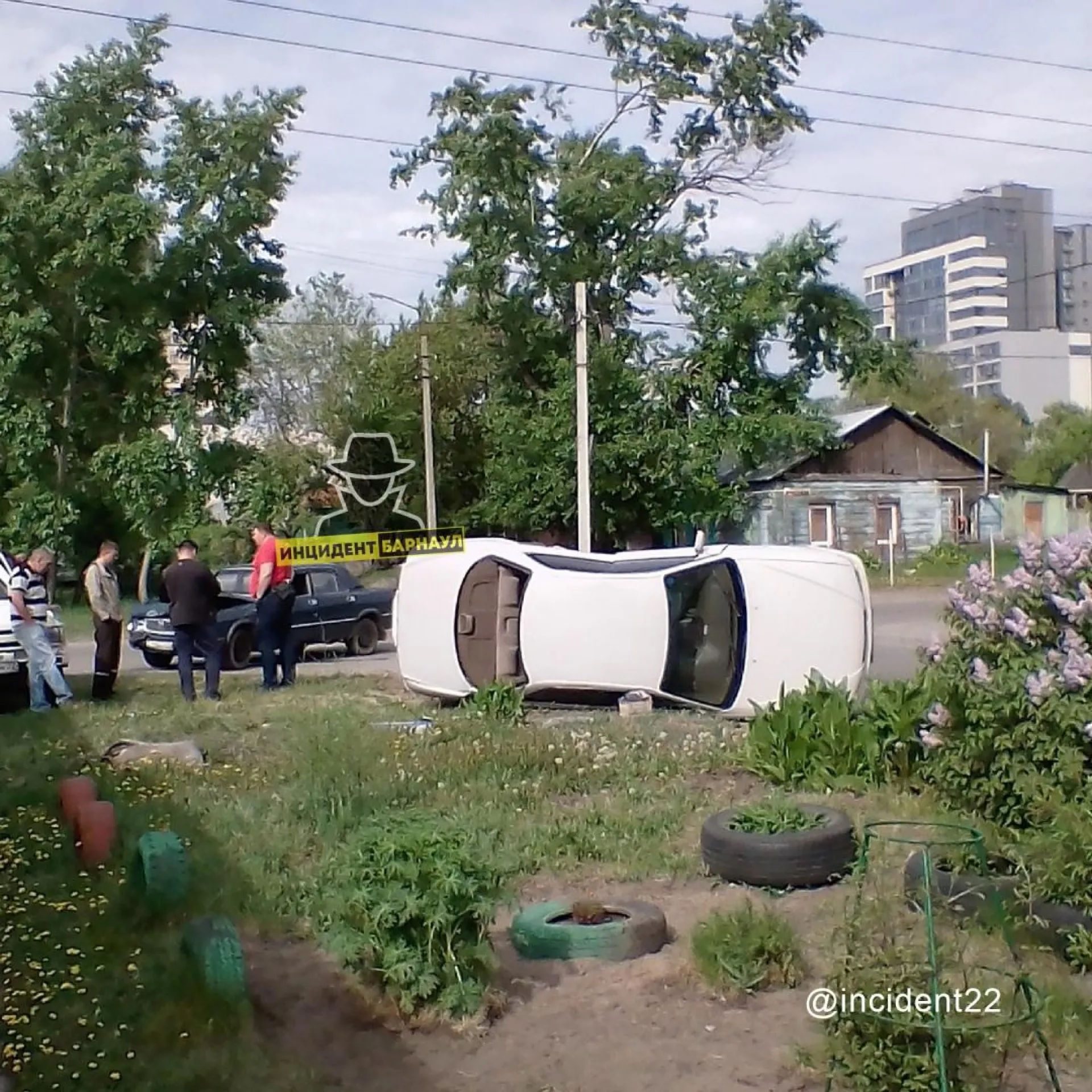 Соцсети: машина перевернулась набок в результате ДТП в Барнауле Соцсети: машина перевернулась набок в результате ДТП в Барнауле