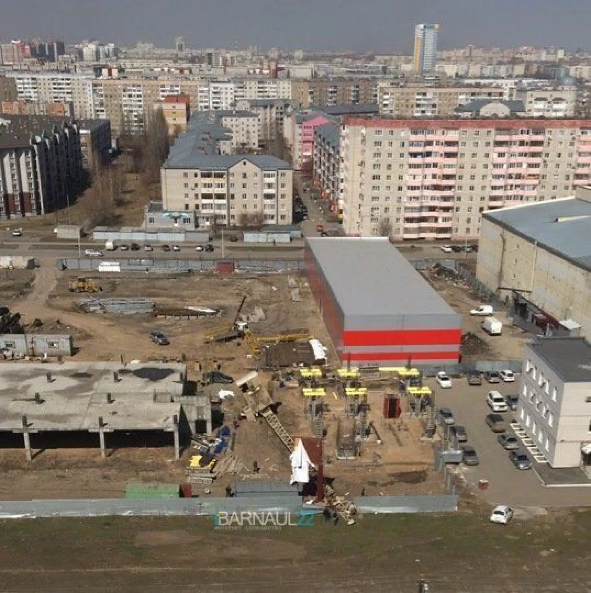 Соцсети: башенный кран упал на стройке в Барнауле