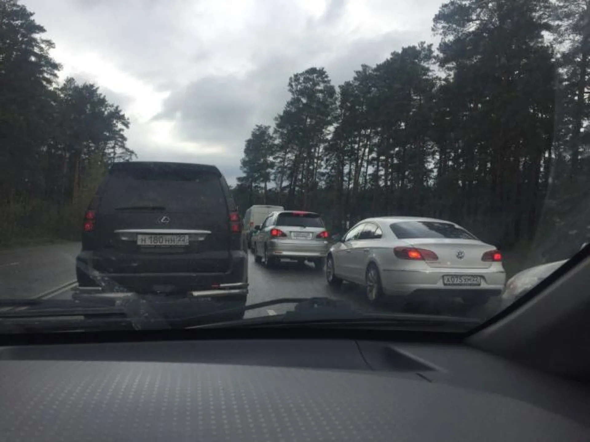 Многокилометровые пробки парализовали движение в Барнауле