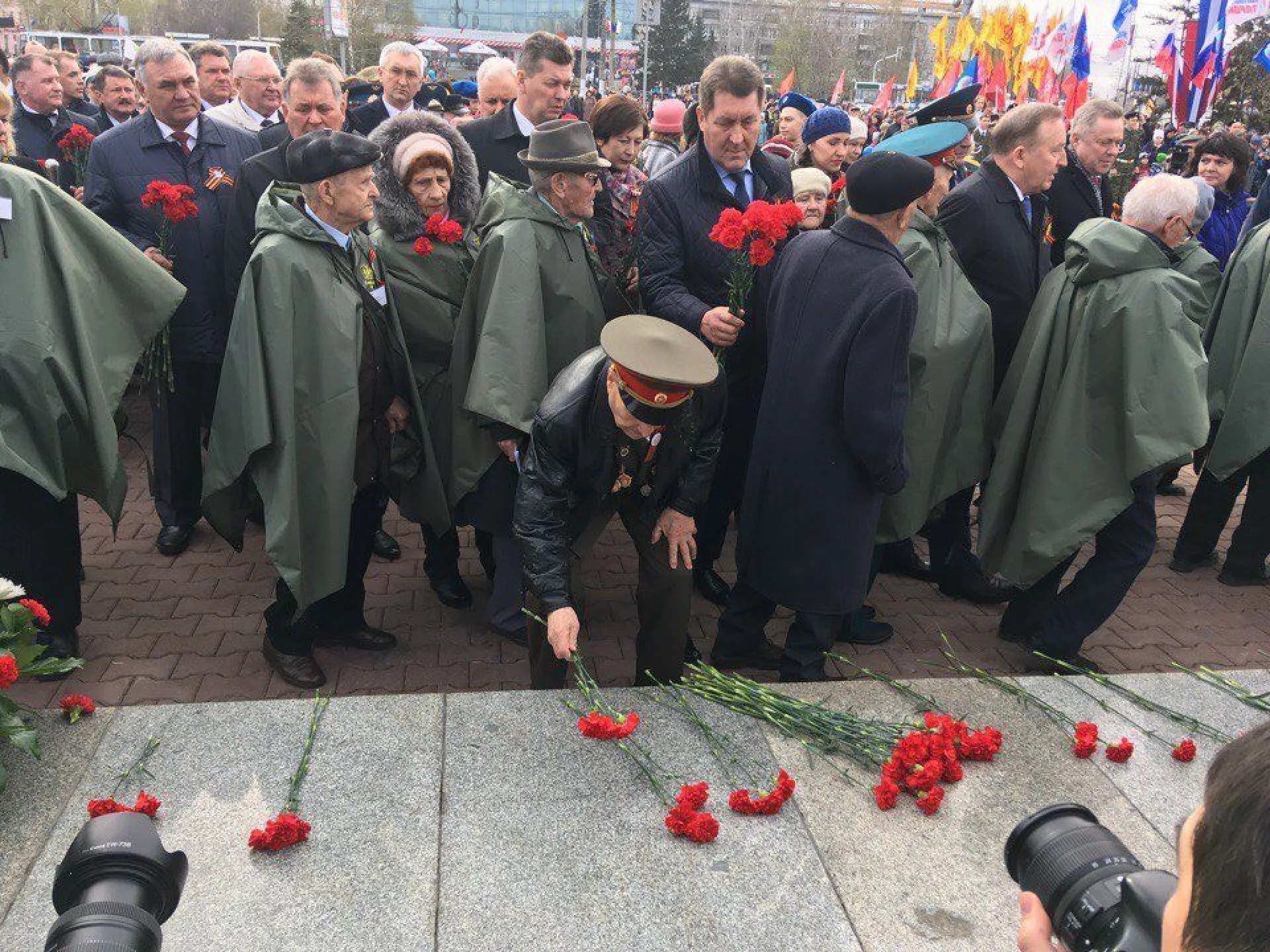 Торжественная церемония возложения цветов к Мемориалу Славы проходит в Барнауле 