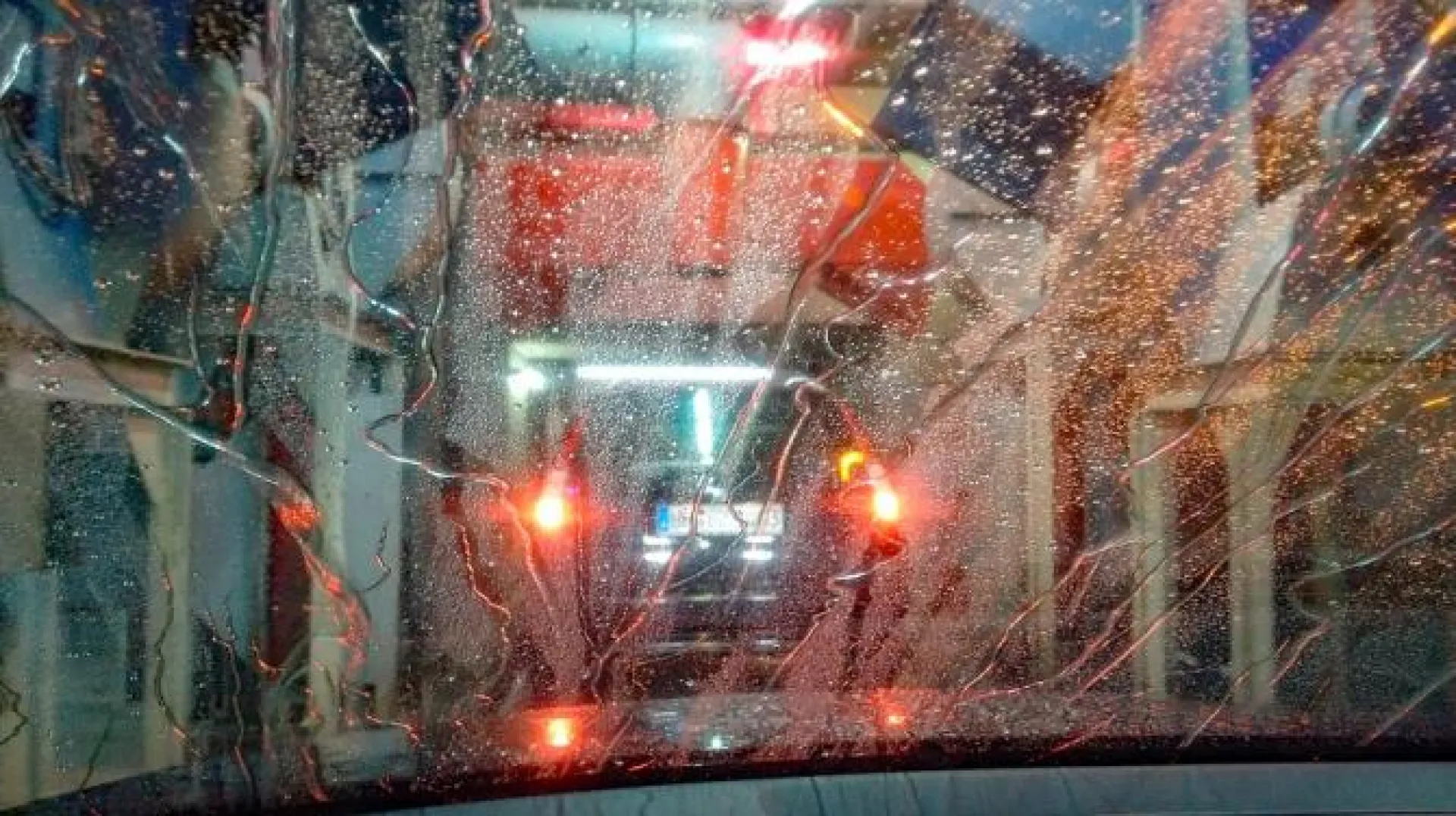 Автобус сбил девушку возле автомойки в Барнауле Автобус сбил девушку возле автомойки в Барнауле