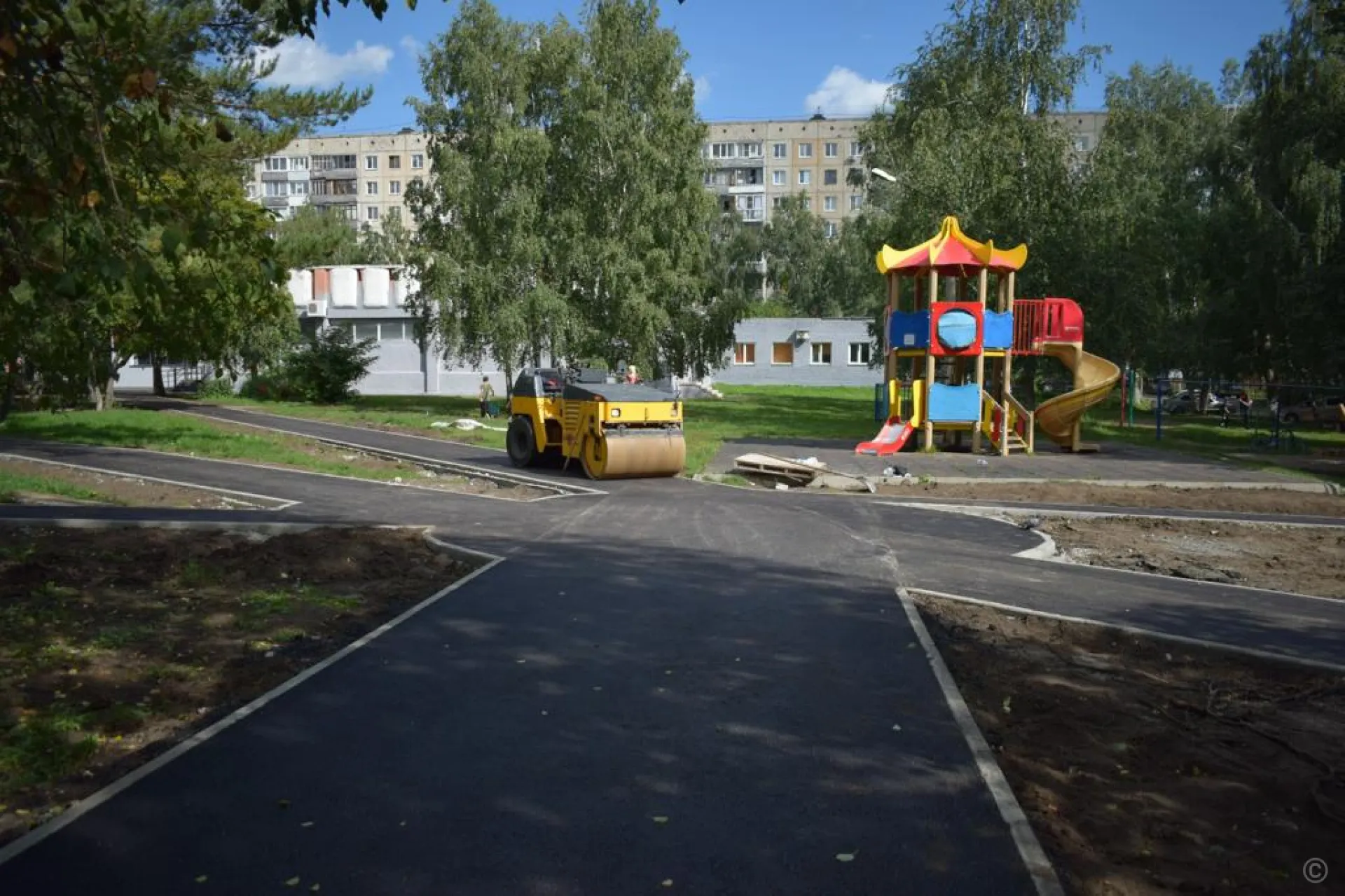 Благоустройство зеленого уголка завершают на одной из улиц Барнаула