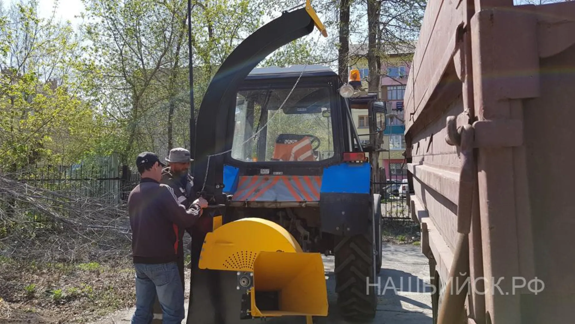 Первая машина для обрезки деревьев появилась в Бийске 