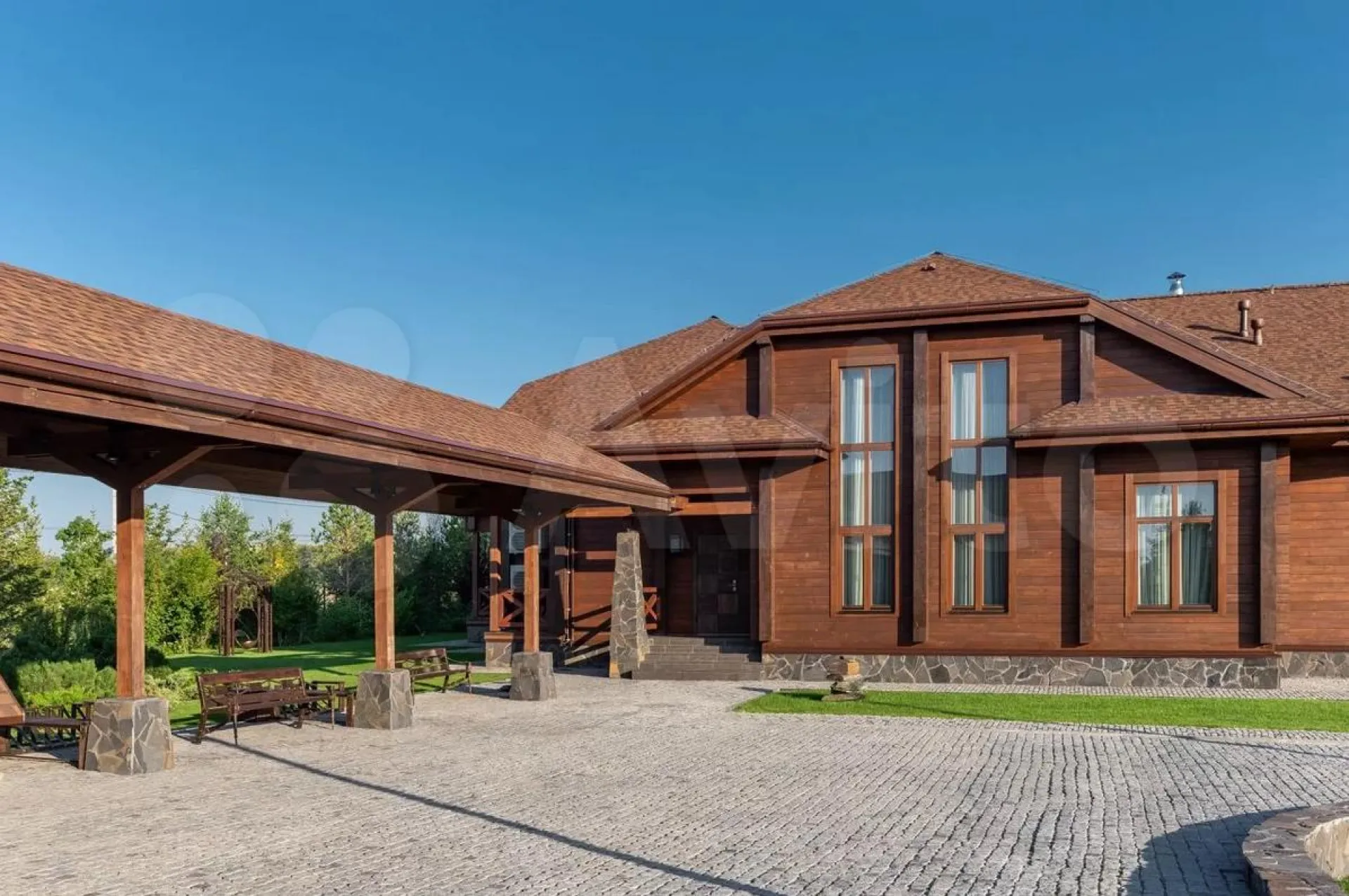 Шикарный дом продают под Белокурихой
